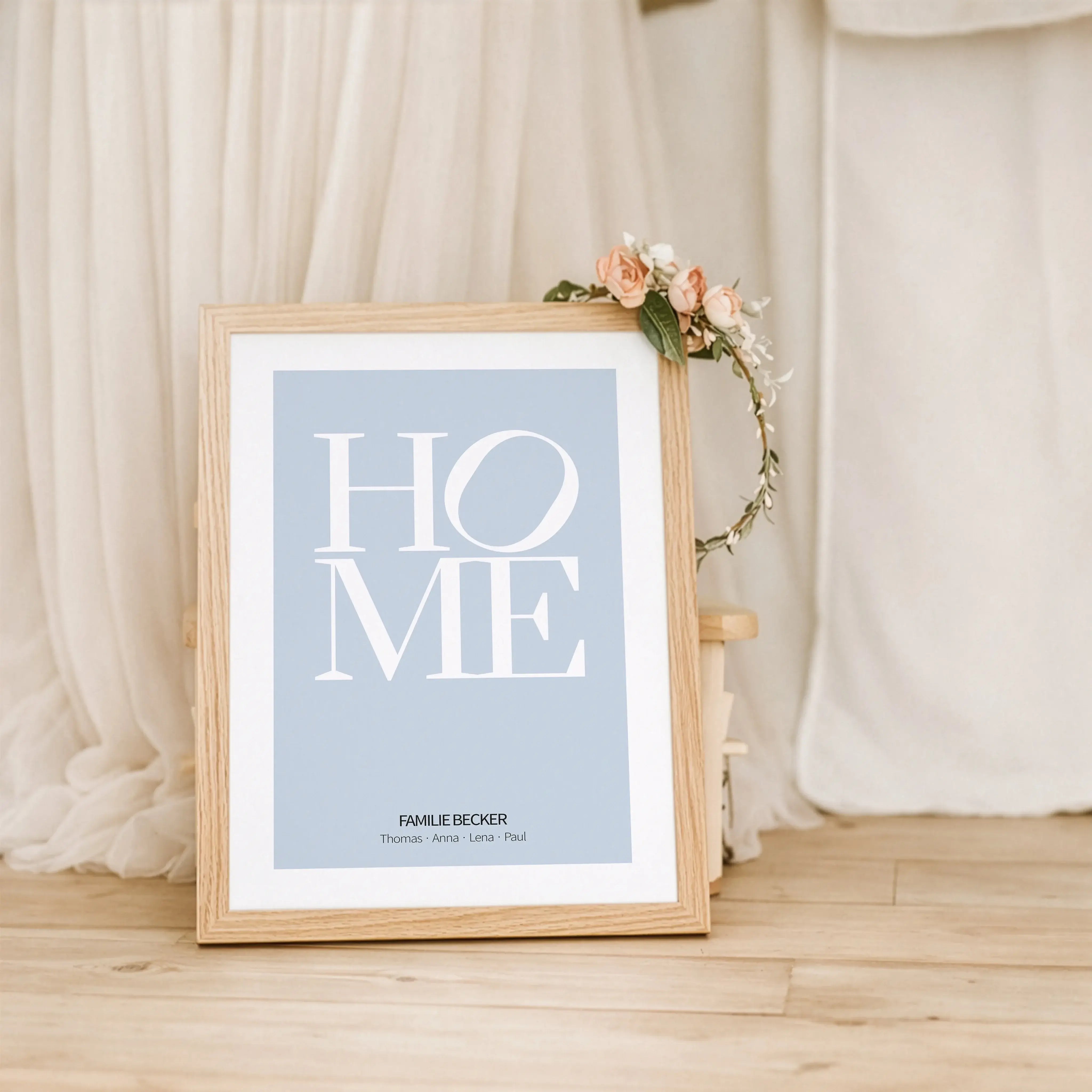 Home Poster-Personalisiertes Poster-famprints-Dein Home Poster ist mehr als Wanddeko. Es steht für Ankommen, Zusammenhalt und die Menschen, die dein Zuhause besonders machen. Das moderne Typografie Design mit dem markanten Schriftzug Home setzt einen ruhi