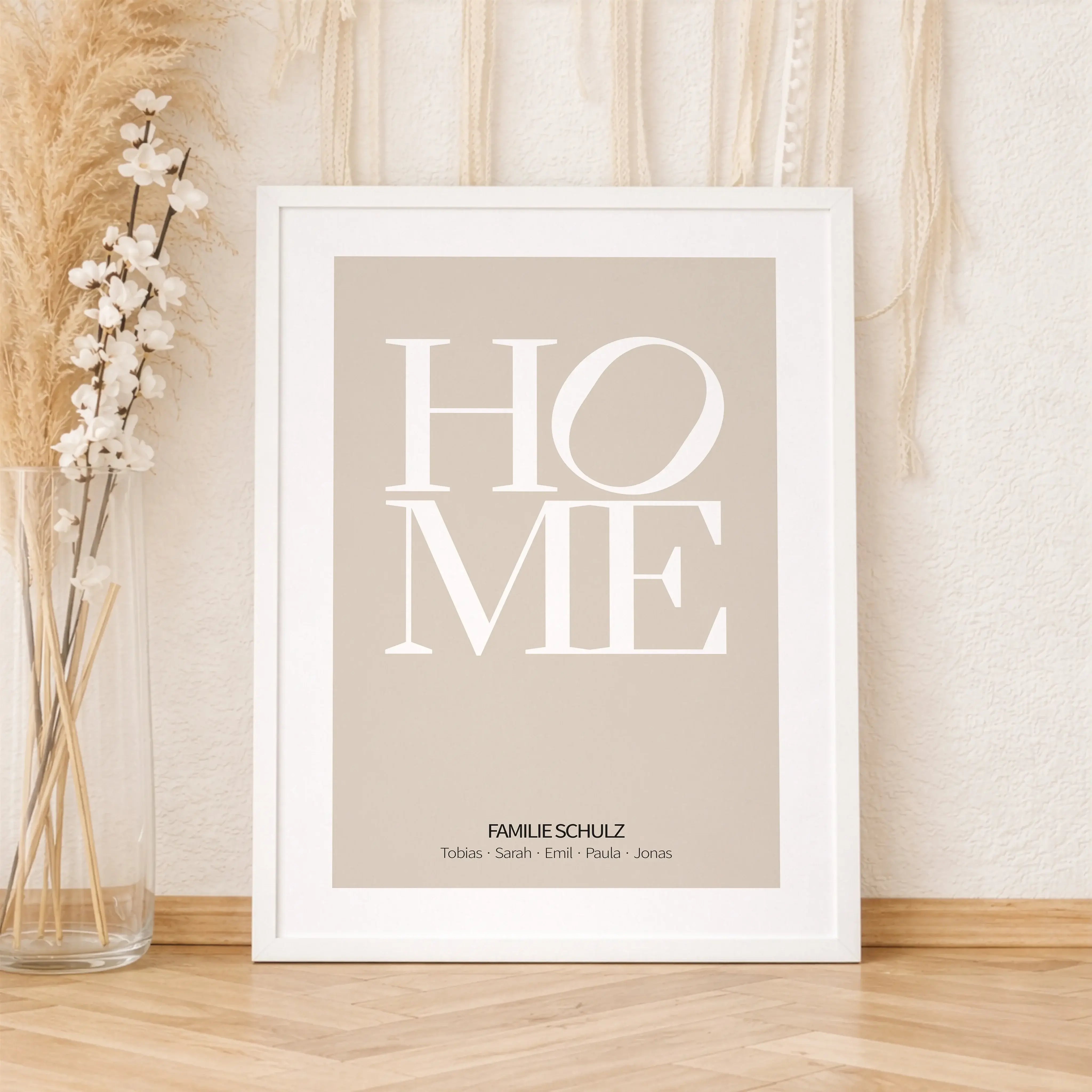 Home Poster-Personalisiertes Poster-famprints-Dein Home Poster ist mehr als Wanddeko. Es steht für Ankommen, Zusammenhalt und die Menschen, die dein Zuhause besonders machen. Das moderne Typografie Design mit dem markanten Schriftzug Home setzt einen ruhi