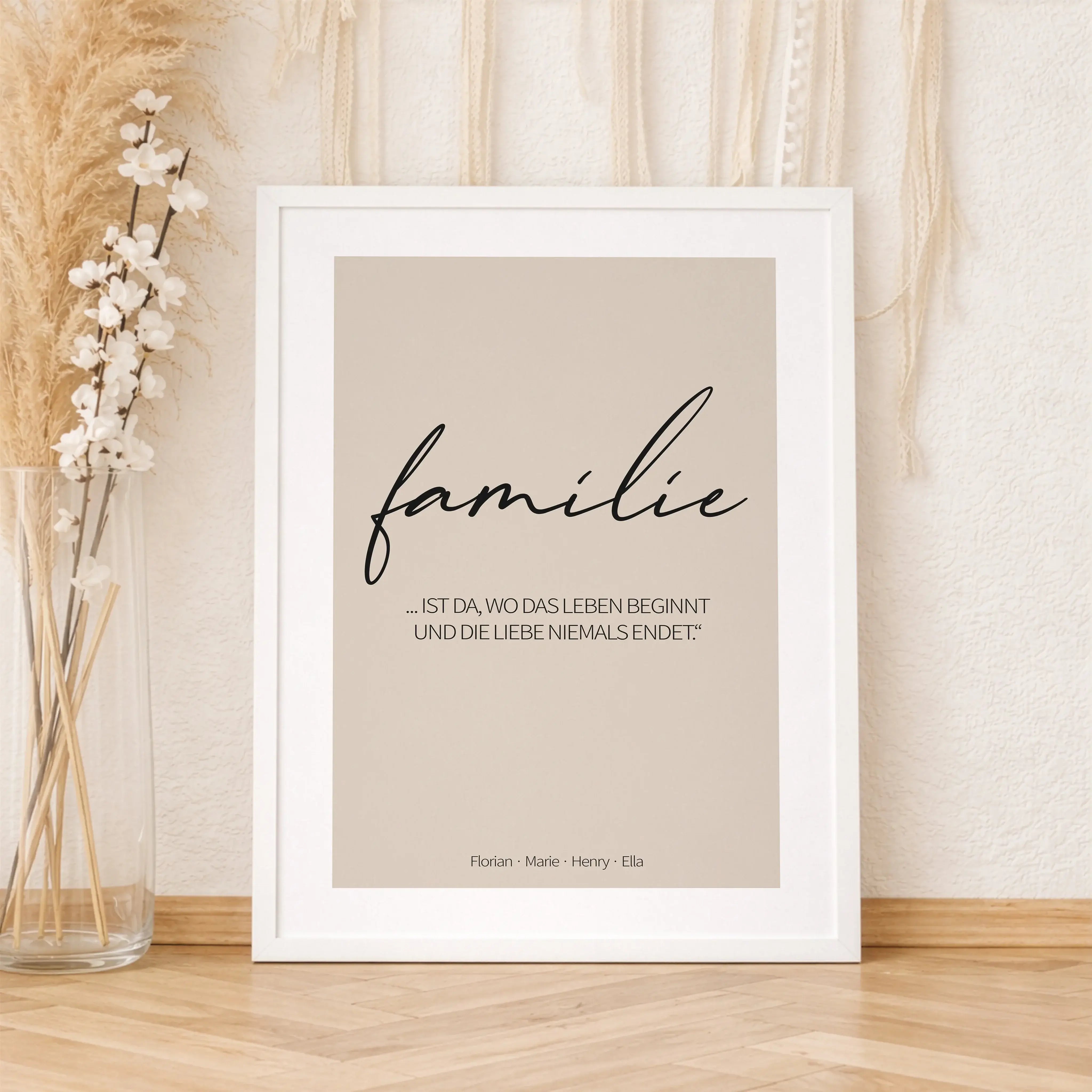 Poster 'familie'-Personalisiertes Poster-famprints-Das Poster Familie ist mehr als ein dekoratives Wandbild. Es steht für Zusammenhalt, für Menschen, die dazugehören, und für all die kleinen Momente, die ein Zuhause ausmachen. Mit klarer Typografie und ei