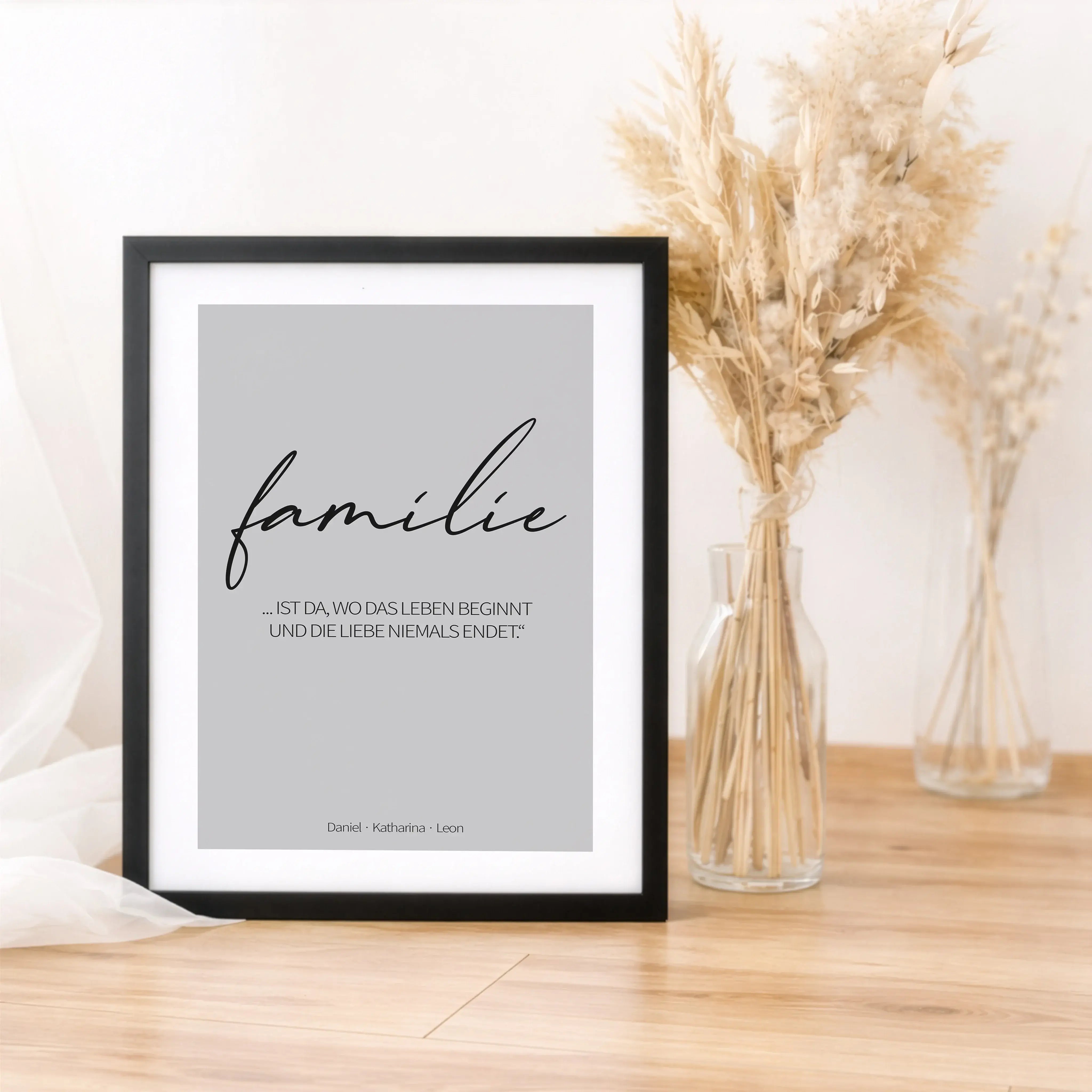 Poster 'familie'-Personalisiertes Poster-famprints-Das Poster Familie ist mehr als ein dekoratives Wandbild. Es steht für Zusammenhalt, für Menschen, die dazugehören, und für all die kleinen Momente, die ein Zuhause ausmachen. Mit klarer Typografie und ei