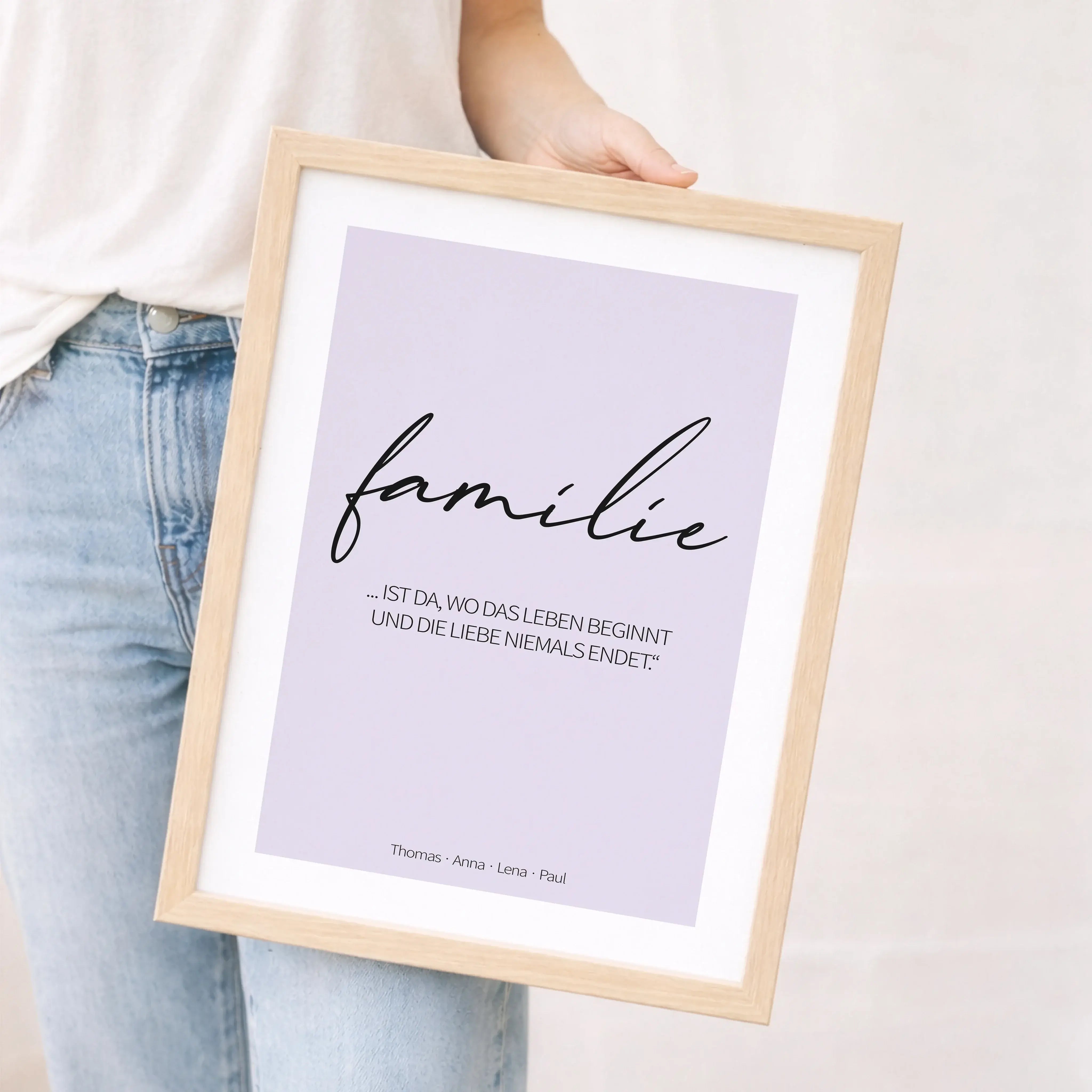 Poster 'familie'-Personalisiertes Poster-famprints-Das Poster Familie ist mehr als ein dekoratives Wandbild. Es steht für Zusammenhalt, für Menschen, die dazugehören, und für all die kleinen Momente, die ein Zuhause ausmachen. Mit klarer Typografie und ei
