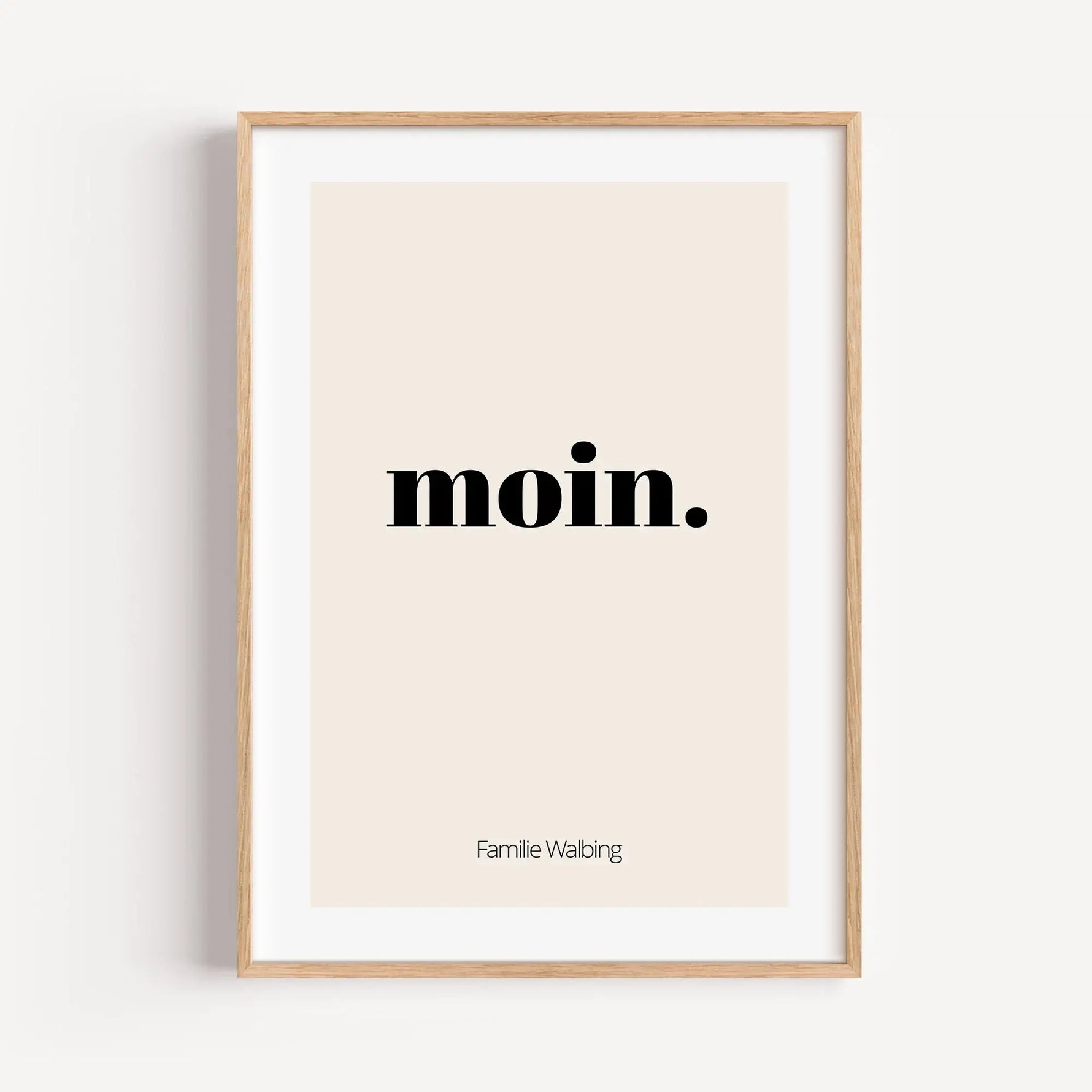 Poster 'moin'-famprints-Personalisiertes Poster-Auf dem Poster 'moin' findest du die herzliche Begrüßung 'moin'. Dieses Willkommens Poster findest du bei uns im Shop auch mit sers' tach und servus. Das Poster kann auf der Unterseite mit deinem Wunschtext