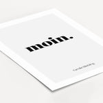 Poster 'moin'-famprints-Personalisiertes Poster-Auf dem Poster 'moin' findest du die herzliche Begrüßung 'moin'. Dieses Willkommens Poster findest du bei uns im Shop auch mit sers' tach und servus. Das Poster kann auf der Unterseite mit deinem Wunschtext