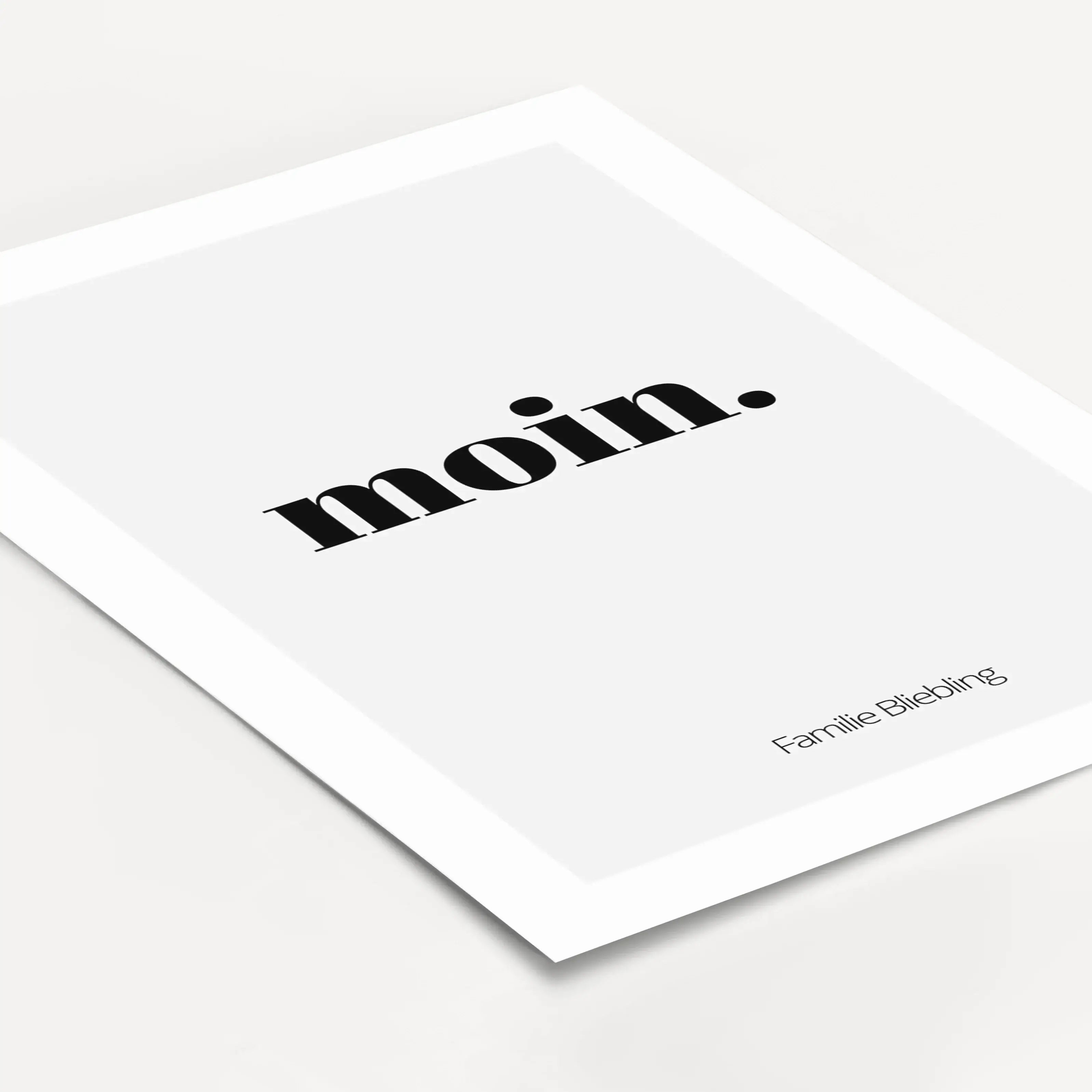 Poster 'moin'-famprints-Personalisiertes Poster-Auf dem Poster 'moin' findest du die herzliche Begrüßung 'moin'. Dieses Willkommens Poster findest du bei uns im Shop auch mit sers' tach und servus. Das Poster kann auf der Unterseite mit deinem Wunschtext