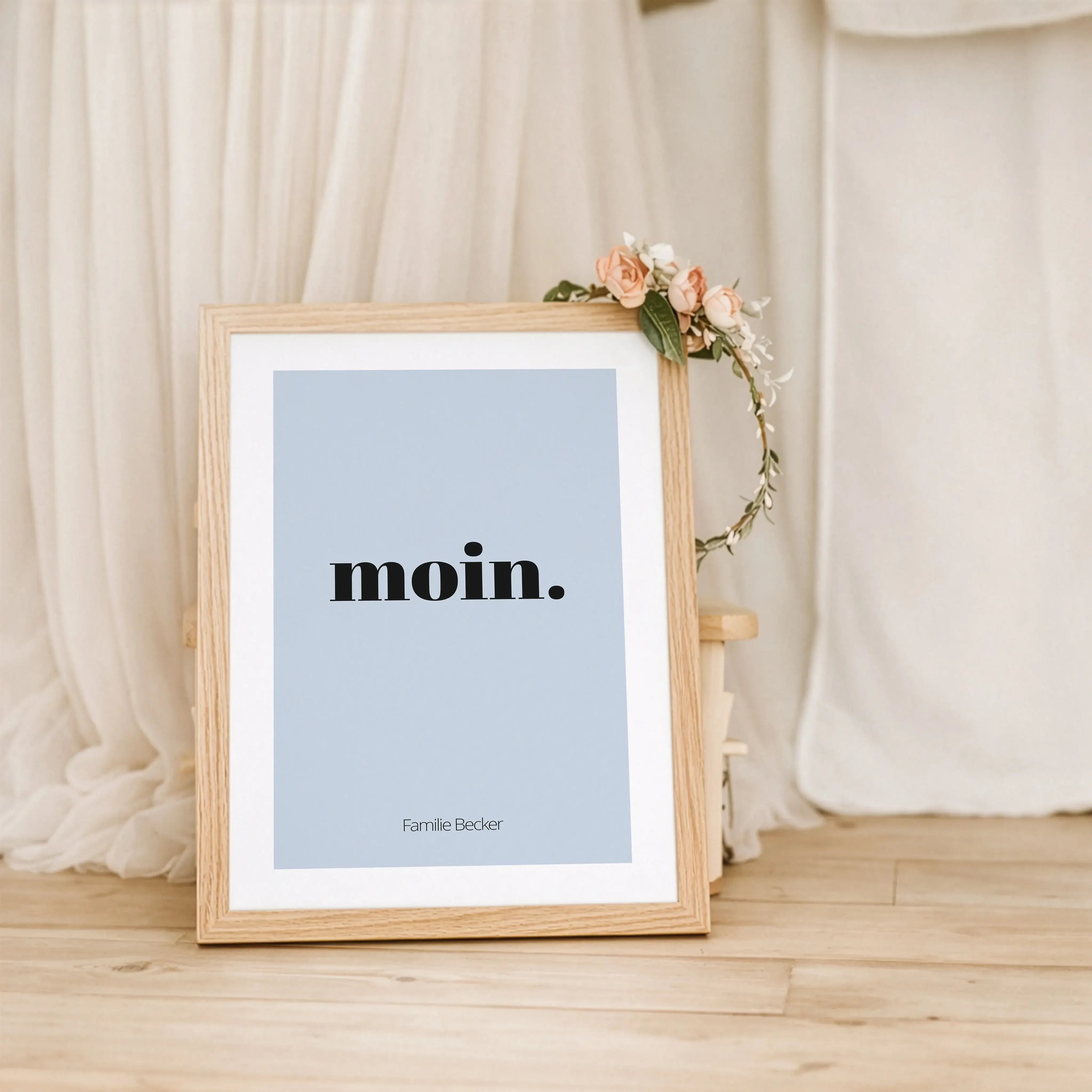 Poster 'moin'-Personalisiertes Poster-famprints-Das Poster moin bringt norddeutsche Gelassenheit und ein herzliches Willkommen direkt in dein Zuhause. Der klare Schriftzug wirkt modern, ruhig und vertraut zugleich und passt perfekt in Flur, Wohnzimmer, Kü