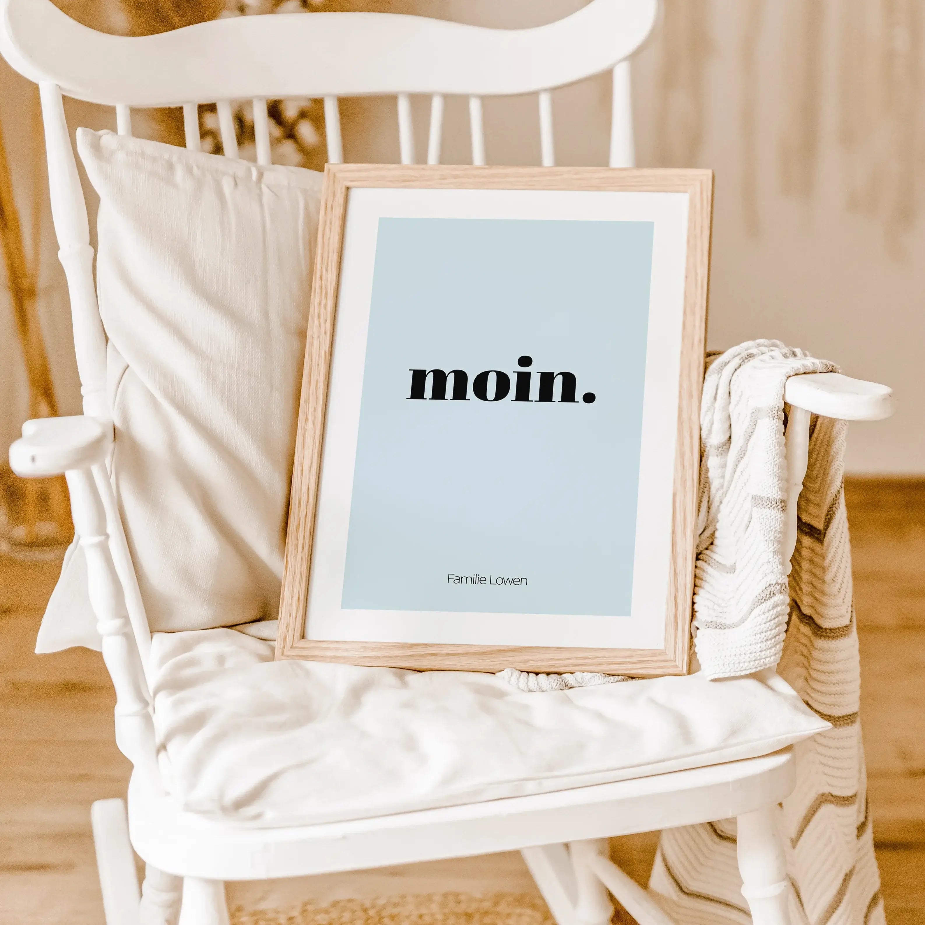 Poster 'moin'-famprints-Personalisiertes Poster-Auf dem Poster 'moin' findest du die herzliche Begrüßung 'moin'. Dieses Willkommens Poster findest du bei uns im Shop auch mit sers' tach und servus. Das Poster kann auf der Unterseite mit deinem Wunschtext