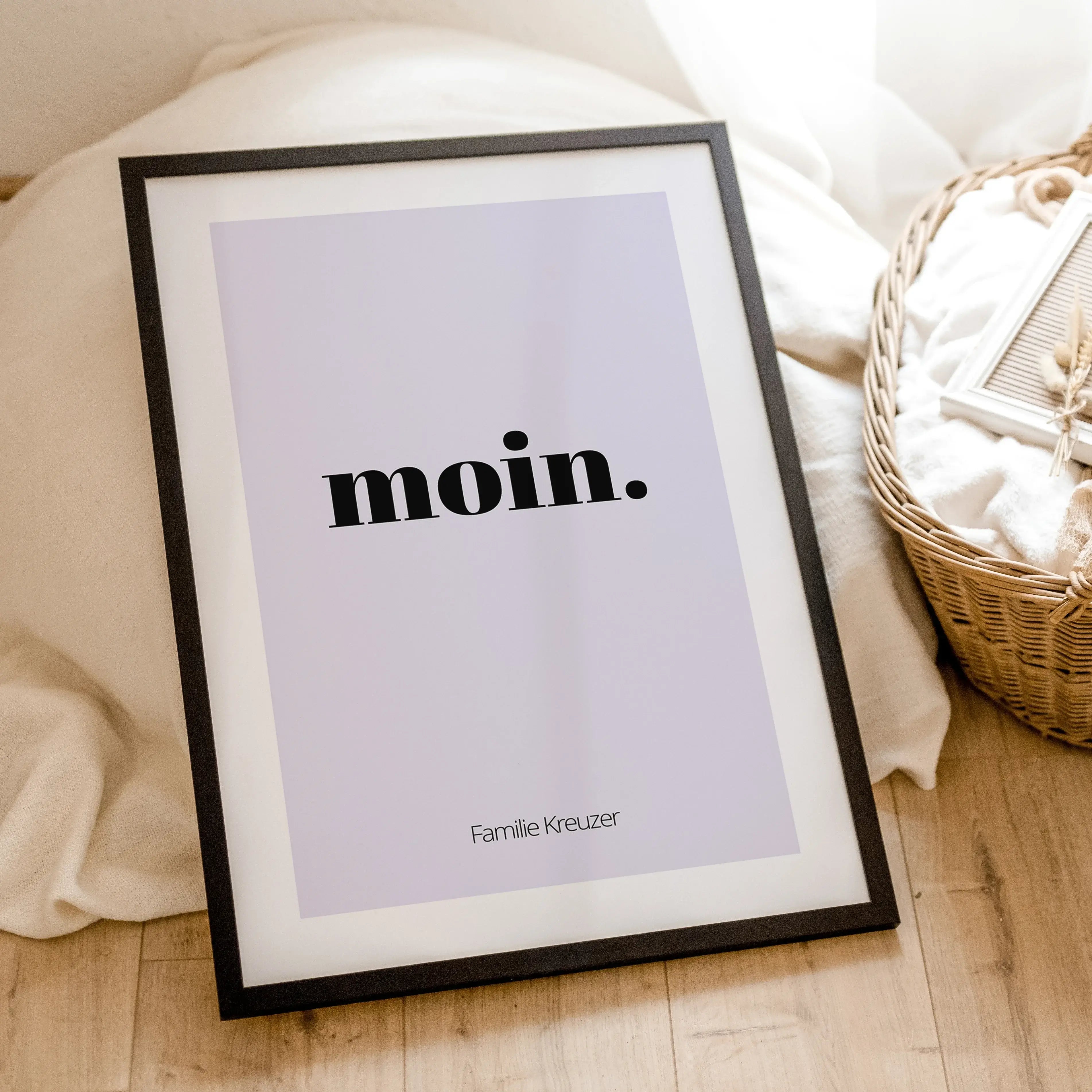 Poster 'moin'-famprints-Personalisiertes Poster-Auf dem Poster 'moin' findest du die herzliche Begrüßung 'moin'. Dieses Willkommens Poster findest du bei uns im Shop auch mit sers' tach und servus. Das Poster kann auf der Unterseite mit deinem Wunschtext
