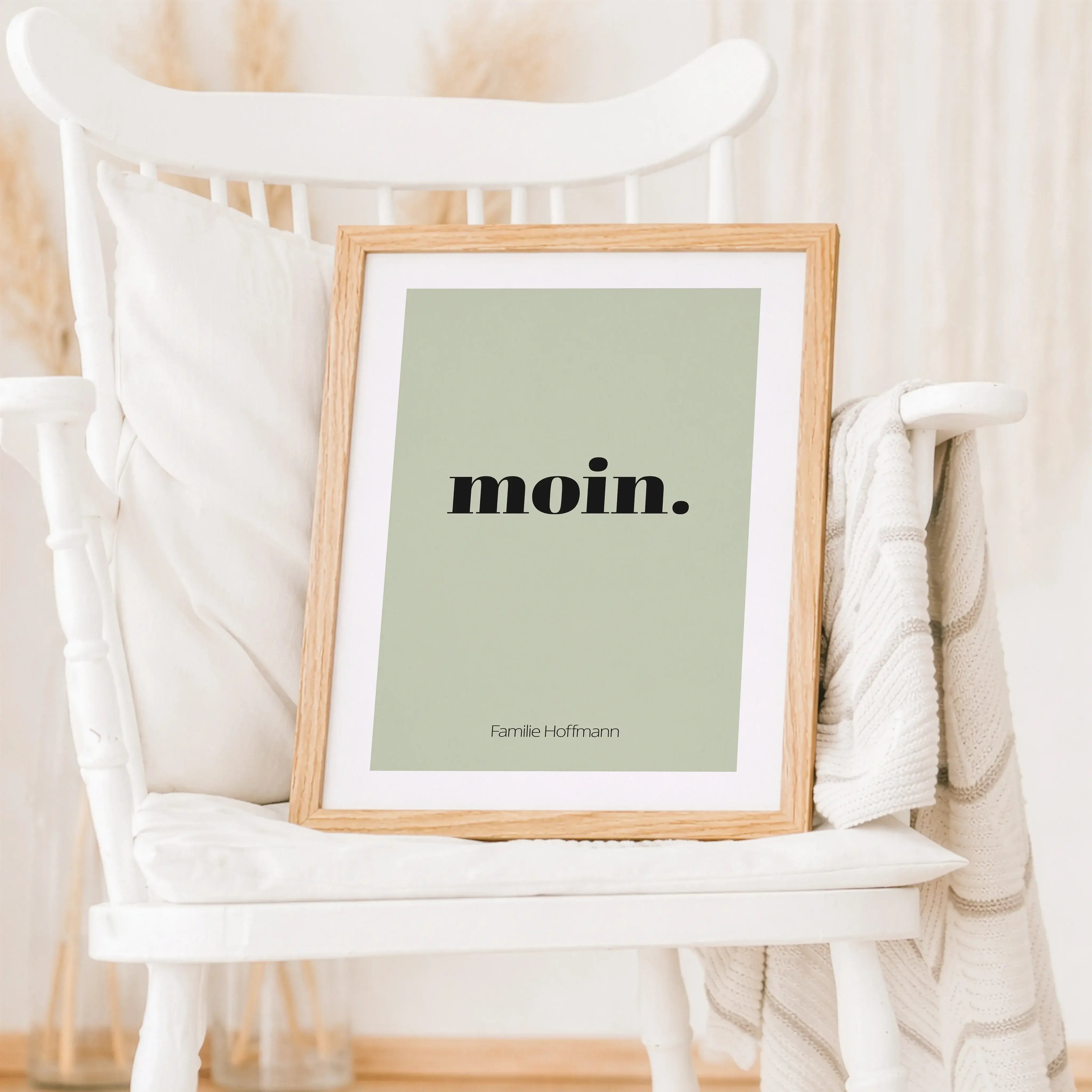 Poster 'moin'-Personalisiertes Poster-famprints-Das Poster moin bringt norddeutsche Gelassenheit und ein herzliches Willkommen direkt in dein Zuhause. Der klare Schriftzug wirkt modern, ruhig und vertraut zugleich und passt perfekt in Flur, Wohnzimmer, Kü