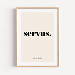 Poster 'servus'-famprints-Personalisiertes Poster-Auf dem Poster 'servus' findest du die nette Begrüßung 'servus' als Willkommens-Nachricht für deine Besucher. Auf der Unterseite kann das Poster mit deinem Wunschtext personalisiert werden. Bei unseren Bei