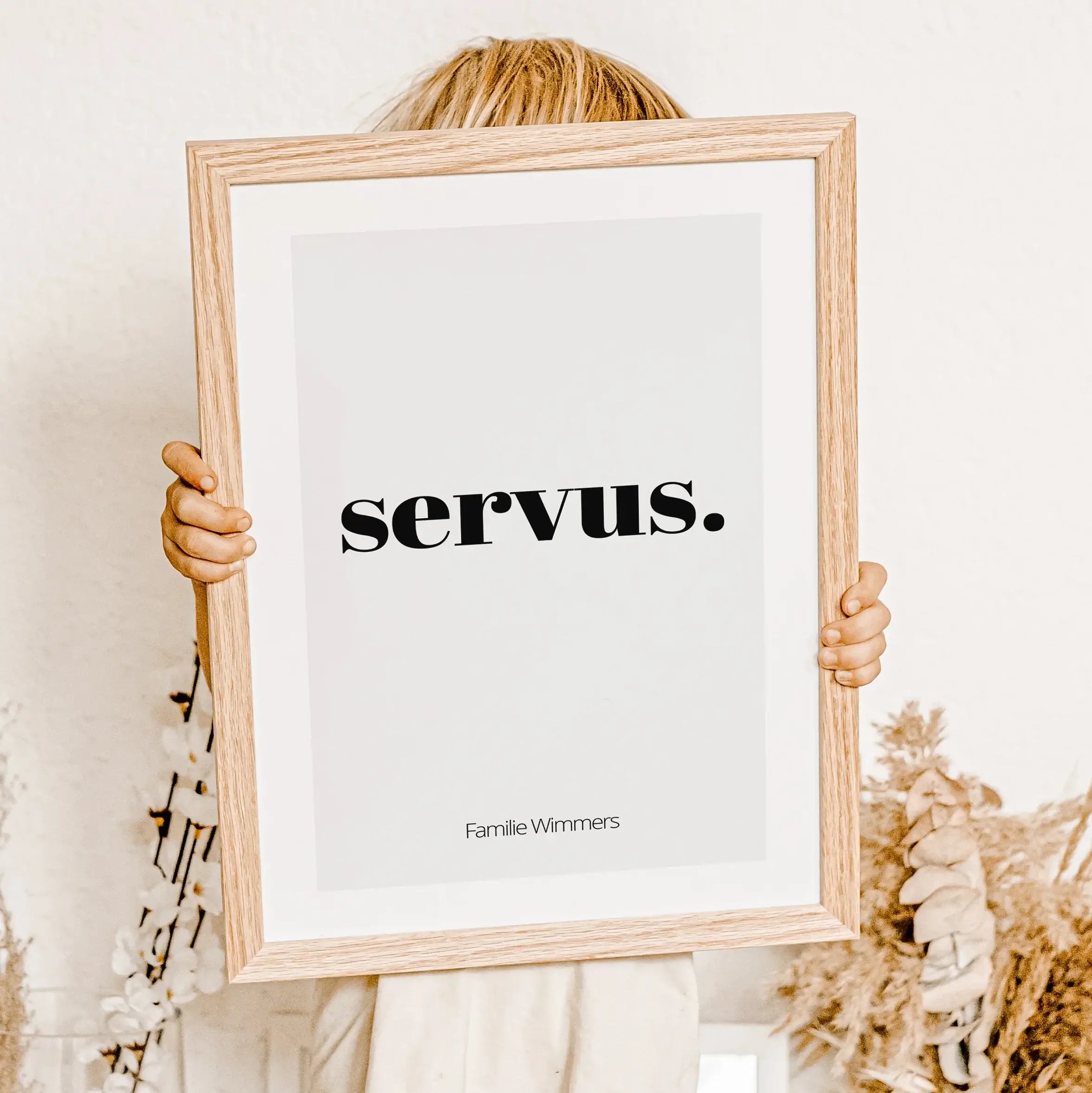 Poster 'servus'-famprints-Personalisiertes Poster-Auf dem Poster 'servus' findest du die nette Begrüßung 'servus' als Willkommens-Nachricht für deine Besucher. Auf der Unterseite kann das Poster mit deinem Wunschtext personalisiert werden. Bei unseren Bei