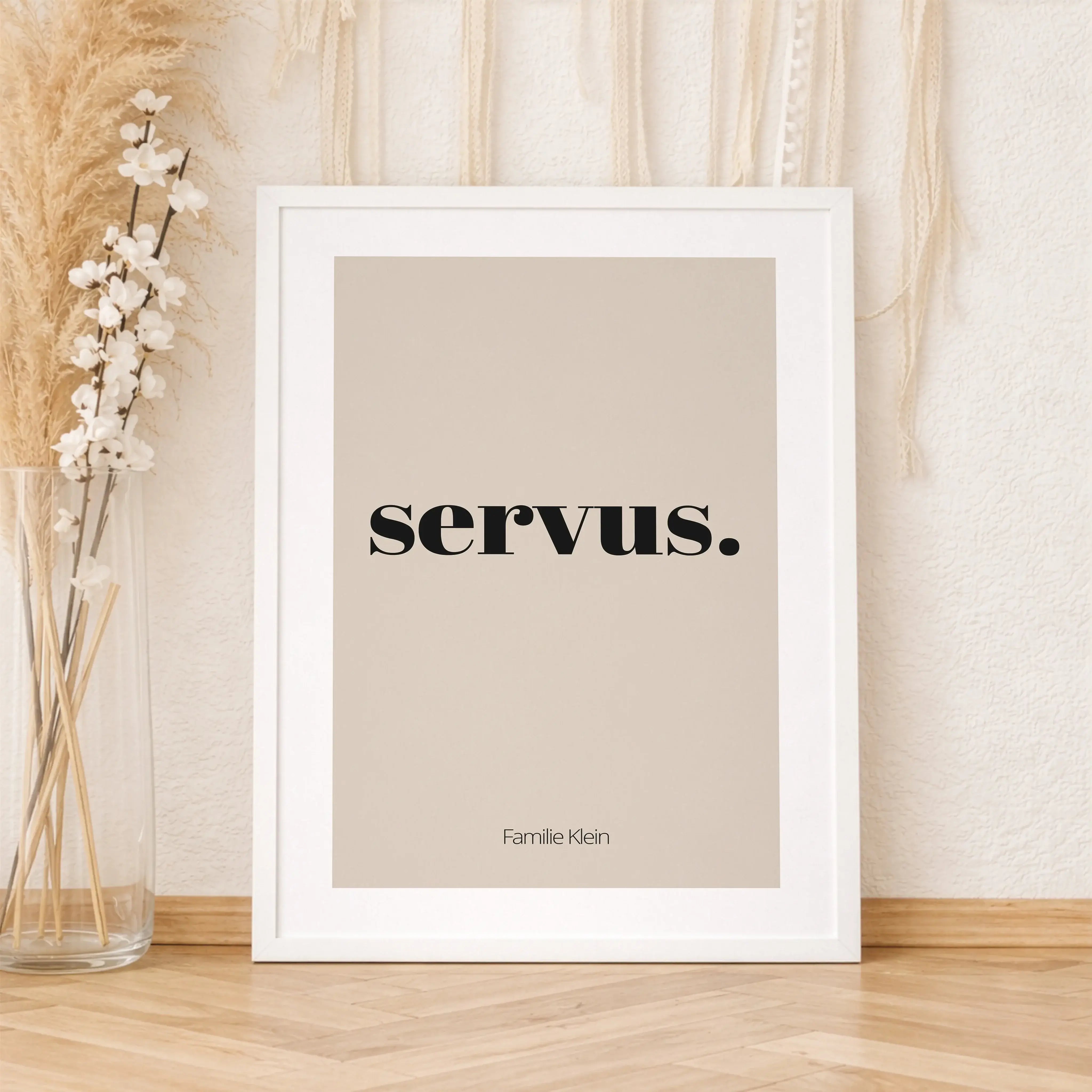 Poster 'servus'-Personalisiertes Poster-famprints-Das Poster 'servus' ist eine stilvolle Art, Gäste willkommen zu heißen und deinem Zuhause Persönlichkeit zu verleihen. Der schlichte Schriftzug wirkt modern und zeitlos zugleich und passt perfekt in Flur,