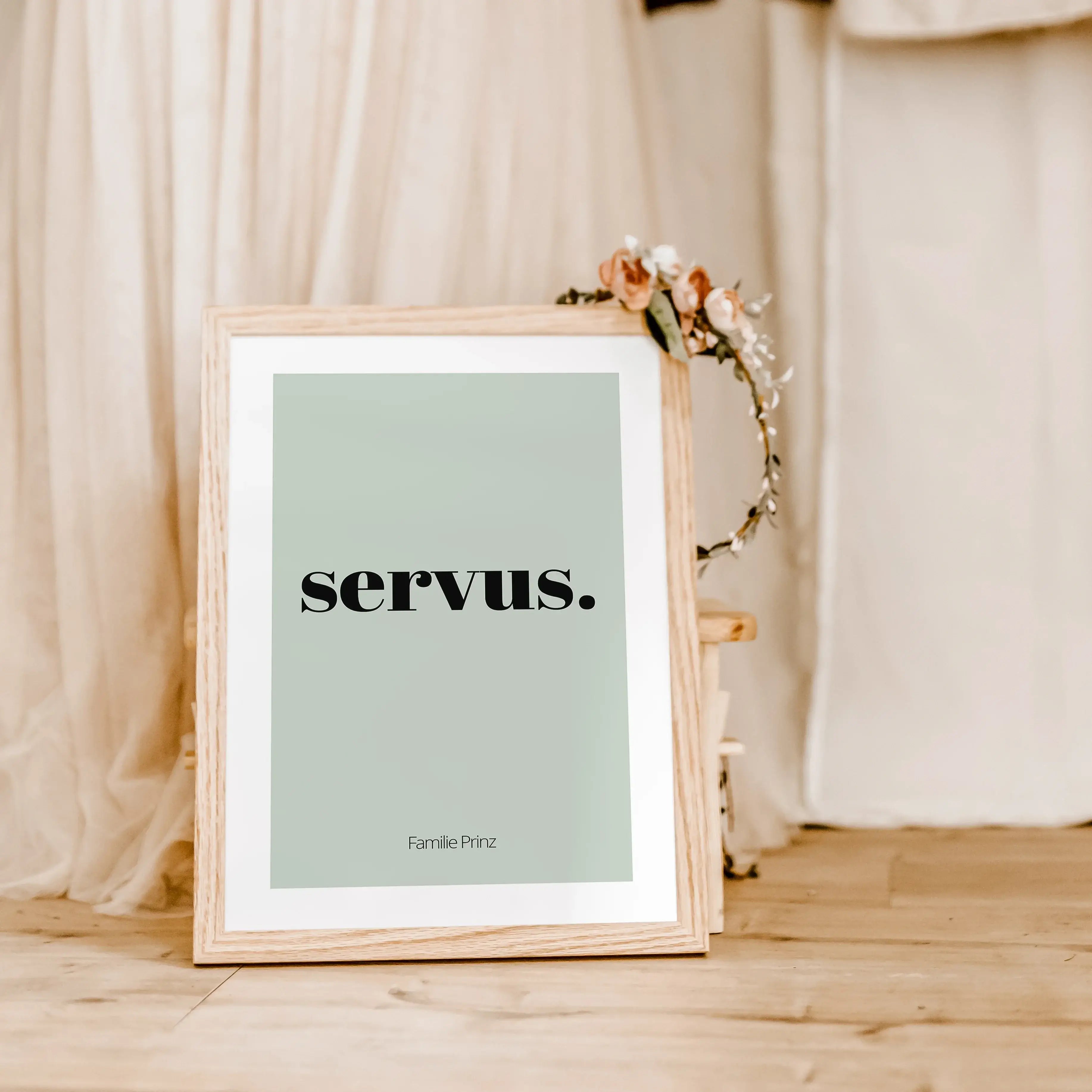 Poster 'servus'-famprints-Personalisiertes Poster-Auf dem Poster 'servus' findest du die nette Begrüßung 'servus' als Willkommens-Nachricht für deine Besucher. Auf der Unterseite kann das Poster mit deinem Wunschtext personalisiert werden. Bei unseren Bei