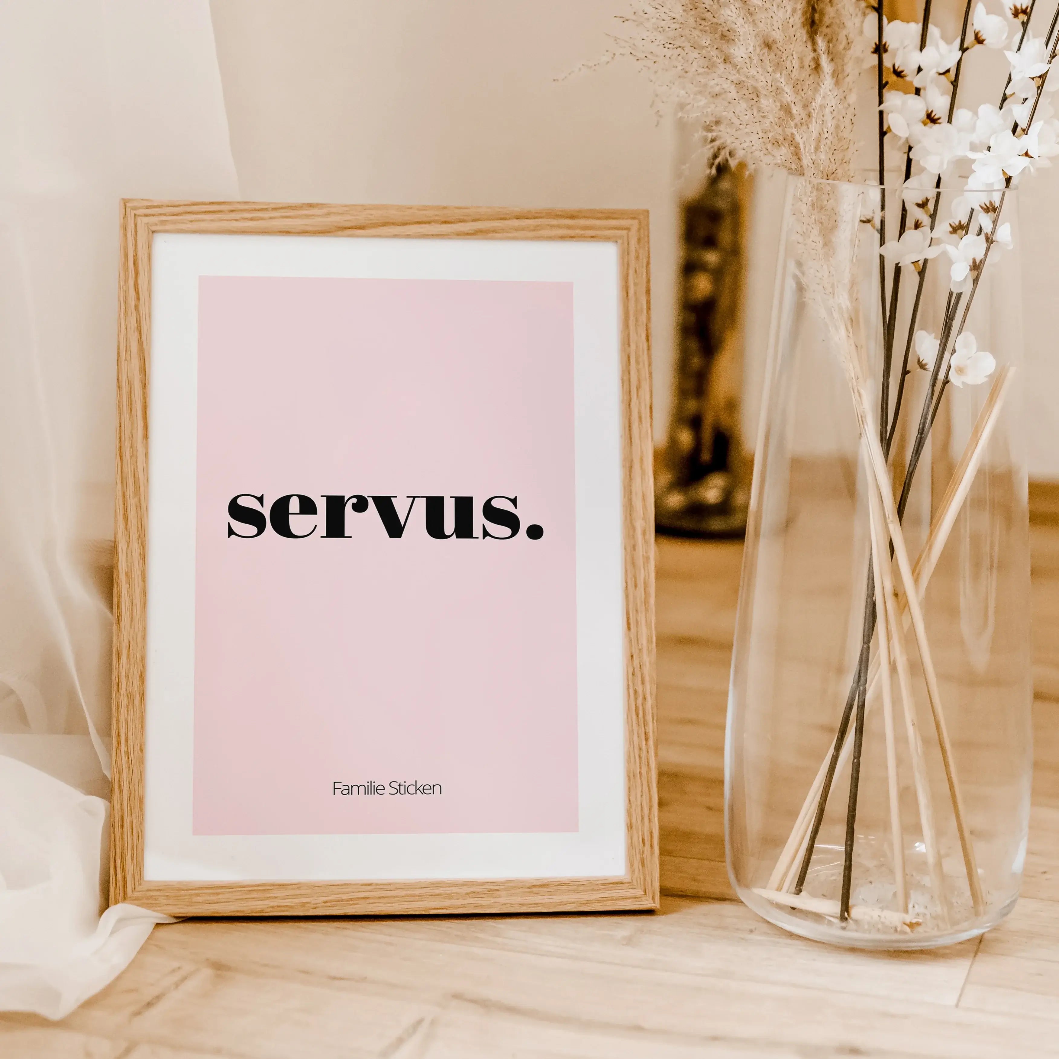 Poster 'servus'-famprints-Personalisiertes Poster-Auf dem Poster 'servus' findest du die nette Begrüßung 'servus' als Willkommens-Nachricht für deine Besucher. Auf der Unterseite kann das Poster mit deinem Wunschtext personalisiert werden. Bei unseren Bei