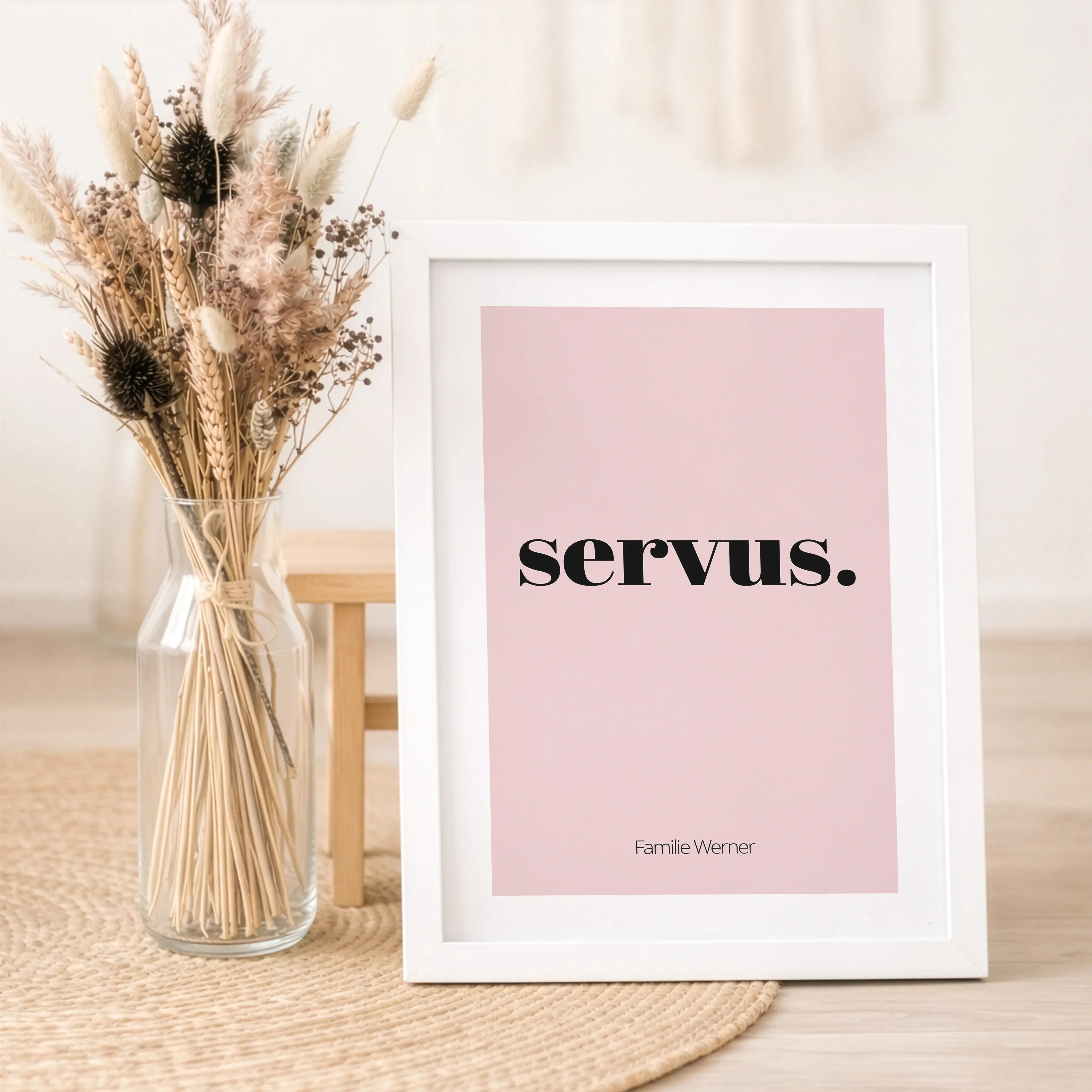 Poster 'servus'-Personalisiertes Poster-famprints-Das Poster 'servus' ist eine stilvolle Art, Gäste willkommen zu heißen und deinem Zuhause Persönlichkeit zu verleihen. Der schlichte Schriftzug wirkt modern und zeitlos zugleich und passt perfekt in Flur,