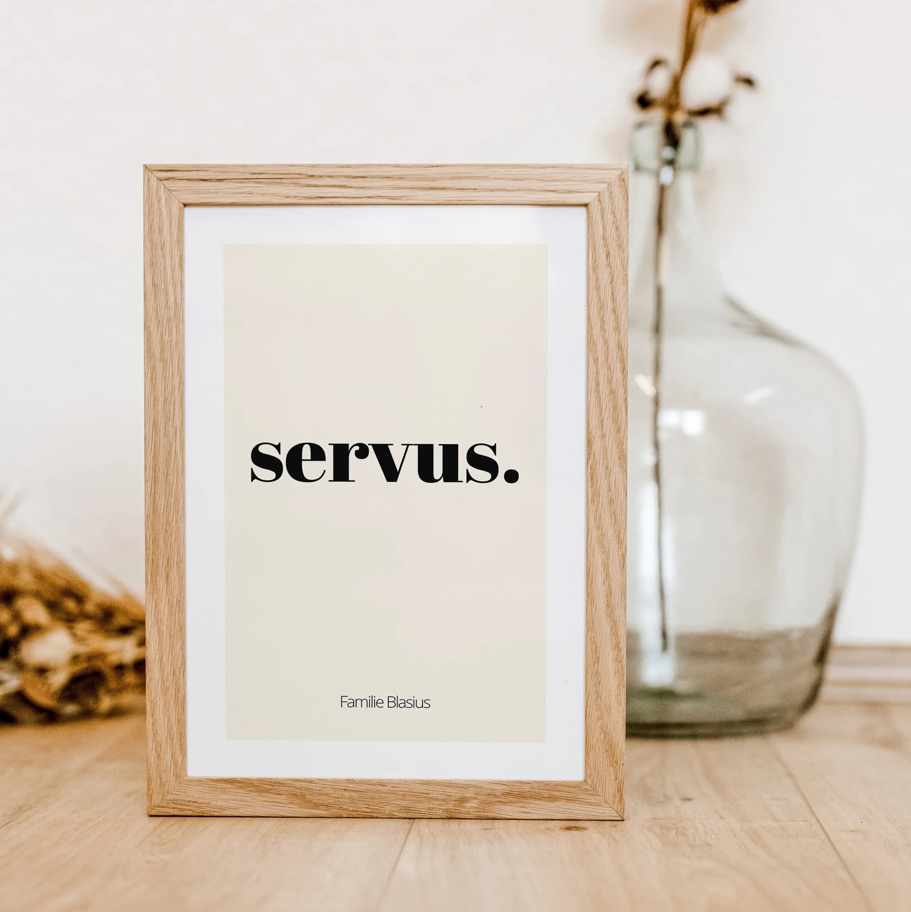 Poster 'servus'-famprints-Personalisiertes Poster-Auf dem Poster 'servus' findest du die nette Begrüßung 'servus' als Willkommens-Nachricht für deine Besucher. Auf der Unterseite kann das Poster mit deinem Wunschtext personalisiert werden. Bei unseren Bei