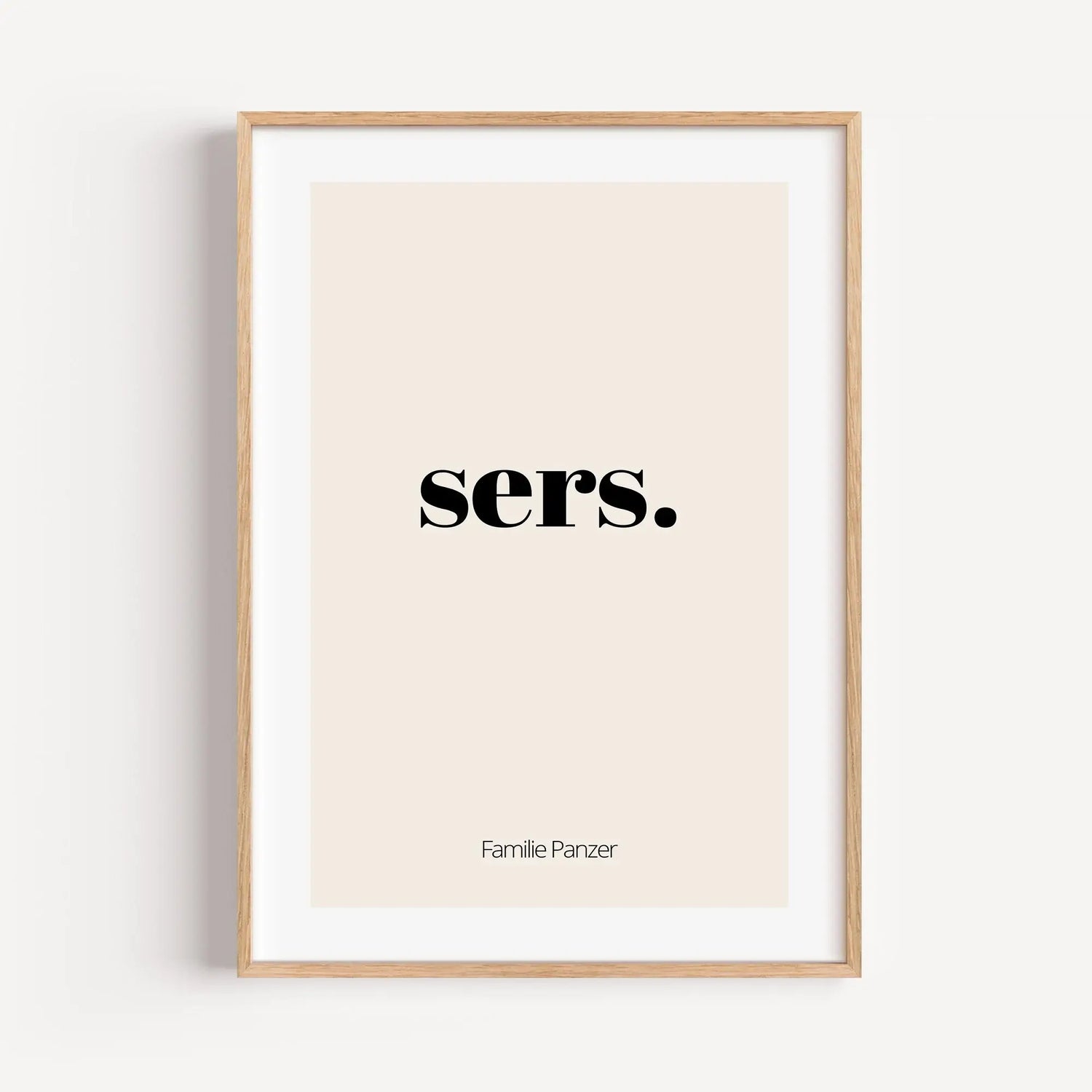 Poster 'sers'-famprints-Personalisiertes Poster-Auf dem Flur Poster 'sers' findest du die Begrüßung 'sers'. Sers ist die Abwandlung von Servus und ist ein freundlicher Gruß. Auf der Unterseite kann das Poster mit deinem Wunschtext personalisiert werden. I