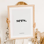Poster 'sers'-famprints-Personalisiertes Poster-Auf dem Flur Poster 'sers' findest du die Begrüßung 'sers'. Sers ist die Abwandlung von Servus und ist ein freundlicher Gruß. Auf der Unterseite kann das Poster mit deinem Wunschtext personalisiert werden. I