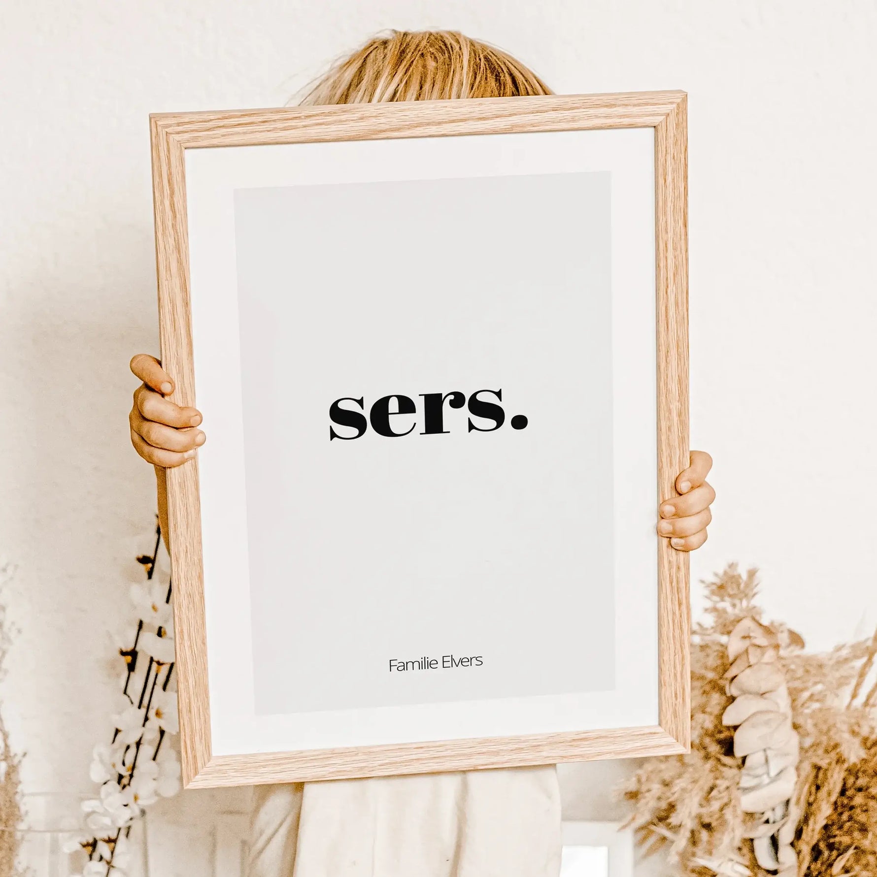 Poster 'sers'-famprints-Personalisiertes Poster-Auf dem Flur Poster 'sers' findest du die Begrüßung 'sers'. Sers ist die Abwandlung von Servus und ist ein freundlicher Gruß. Auf der Unterseite kann das Poster mit deinem Wunschtext personalisiert werden. I
