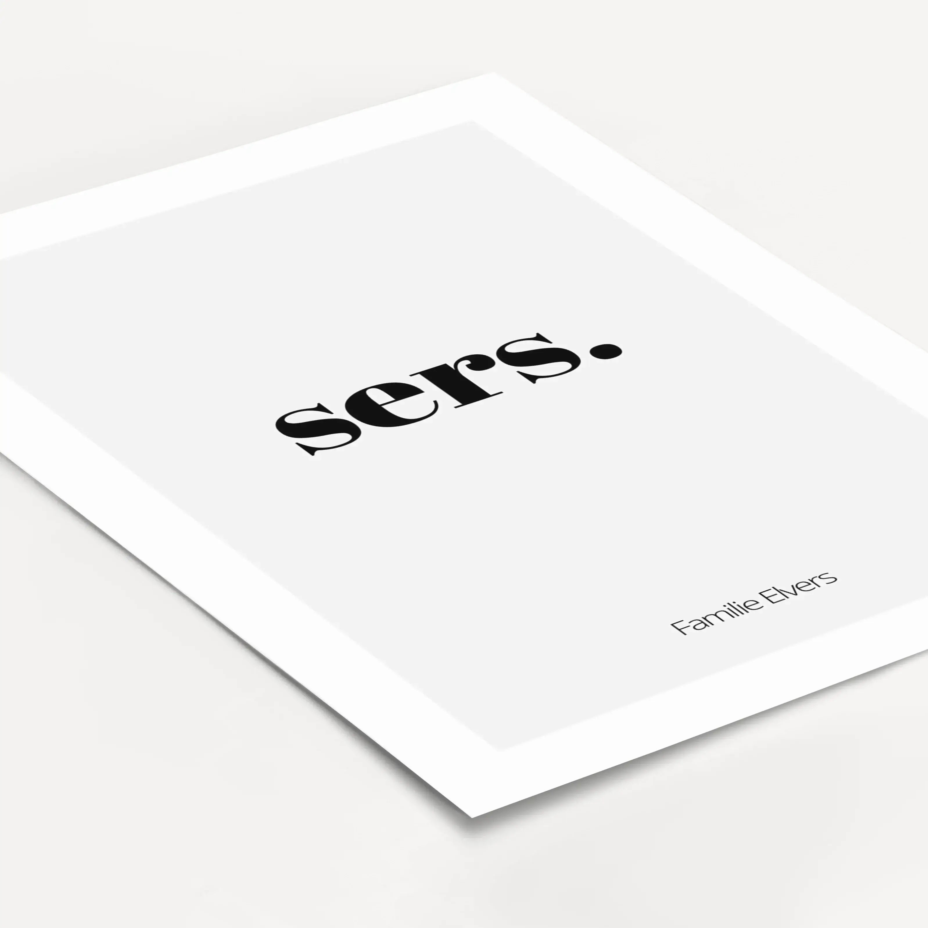 Poster 'sers'-famprints-Personalisiertes Poster-Auf dem Flur Poster 'sers' findest du die Begrüßung 'sers'. Sers ist die Abwandlung von Servus und ist ein freundlicher Gruß. Auf der Unterseite kann das Poster mit deinem Wunschtext personalisiert werden. I