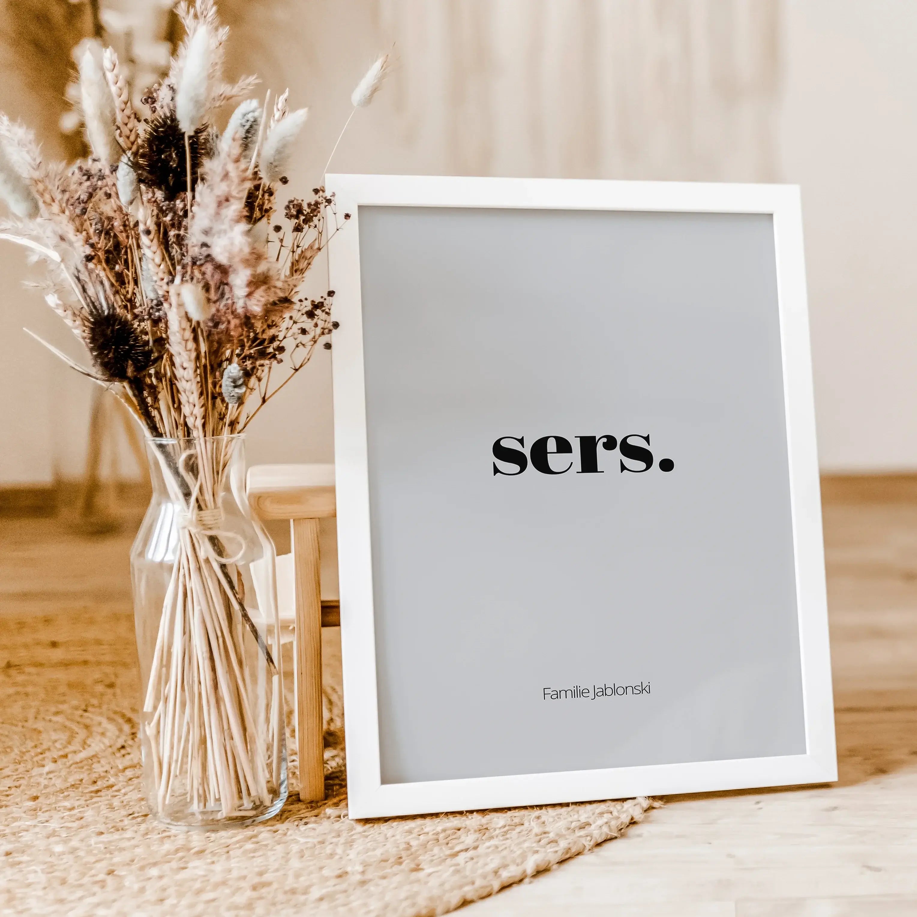 Poster 'sers'-famprints-Personalisiertes Poster-Auf dem Flur Poster 'sers' findest du die Begrüßung 'sers'. Sers ist die Abwandlung von Servus und ist ein freundlicher Gruß. Auf der Unterseite kann das Poster mit deinem Wunschtext personalisiert werden. I