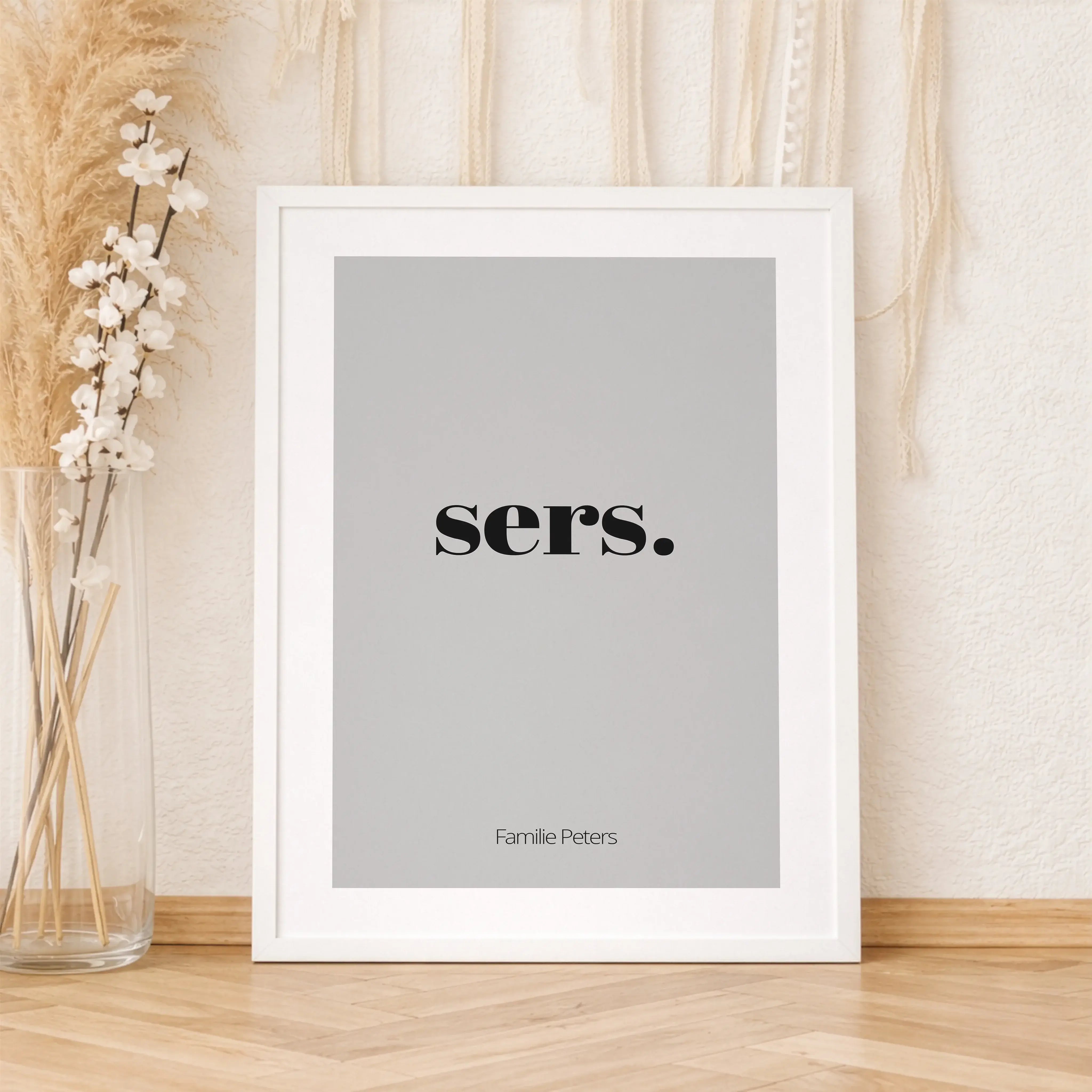 Poster 'sers'-Personalisiertes Poster-famprints-Das Poster „sers“ ist ein liebevoll gestalteter Willkommensgruß für dein Zuhause und sagt auf sympathische Weise Hallo. Der kurze Schriftzug wirkt modern, ruhig und einladend und passt perfekt in Flur, Einga