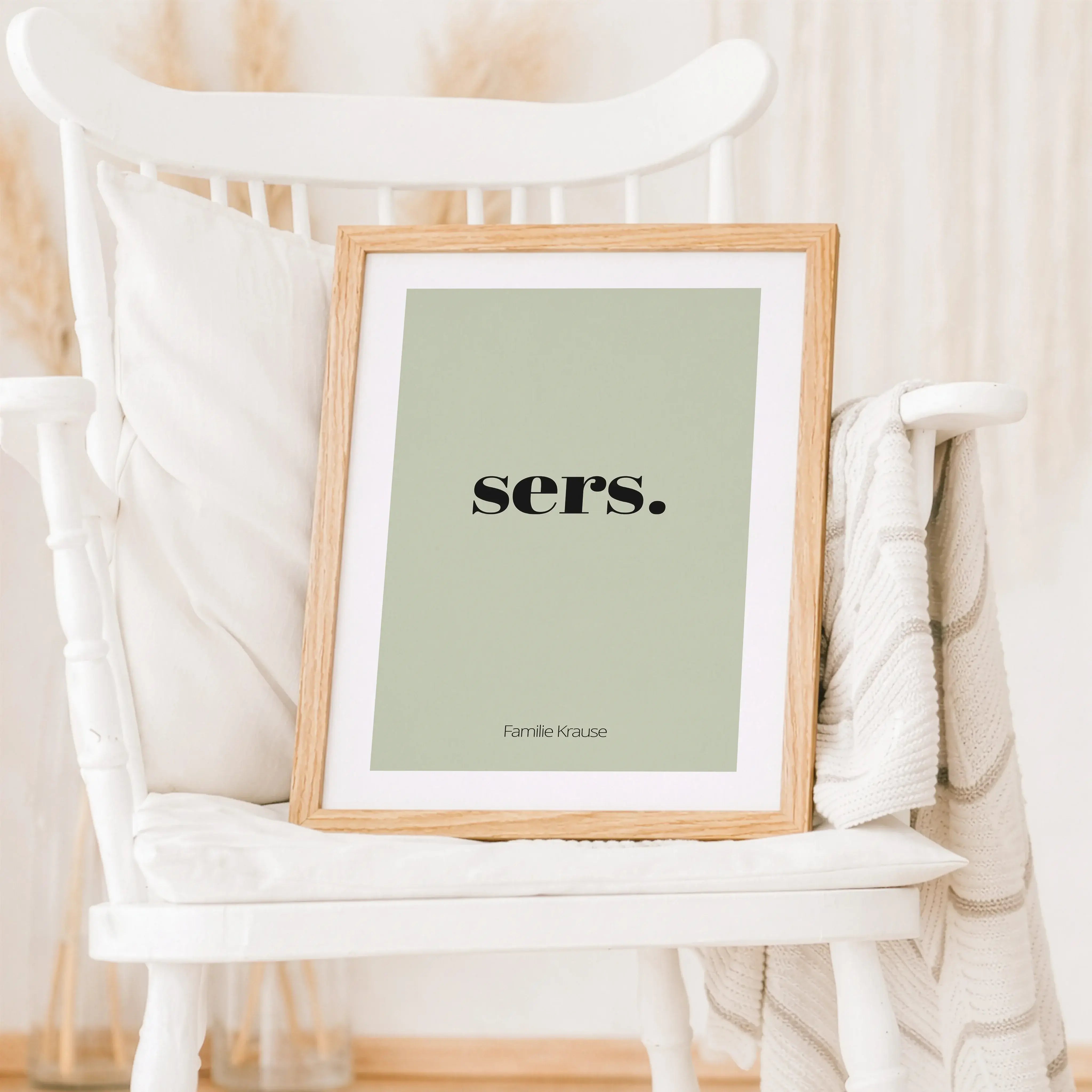 Poster 'sers'-Personalisiertes Poster-famprints-Das Poster „sers“ ist ein liebevoll gestalteter Willkommensgruß für dein Zuhause und sagt auf sympathische Weise Hallo. Der kurze Schriftzug wirkt modern, ruhig und einladend und passt perfekt in Flur, Einga