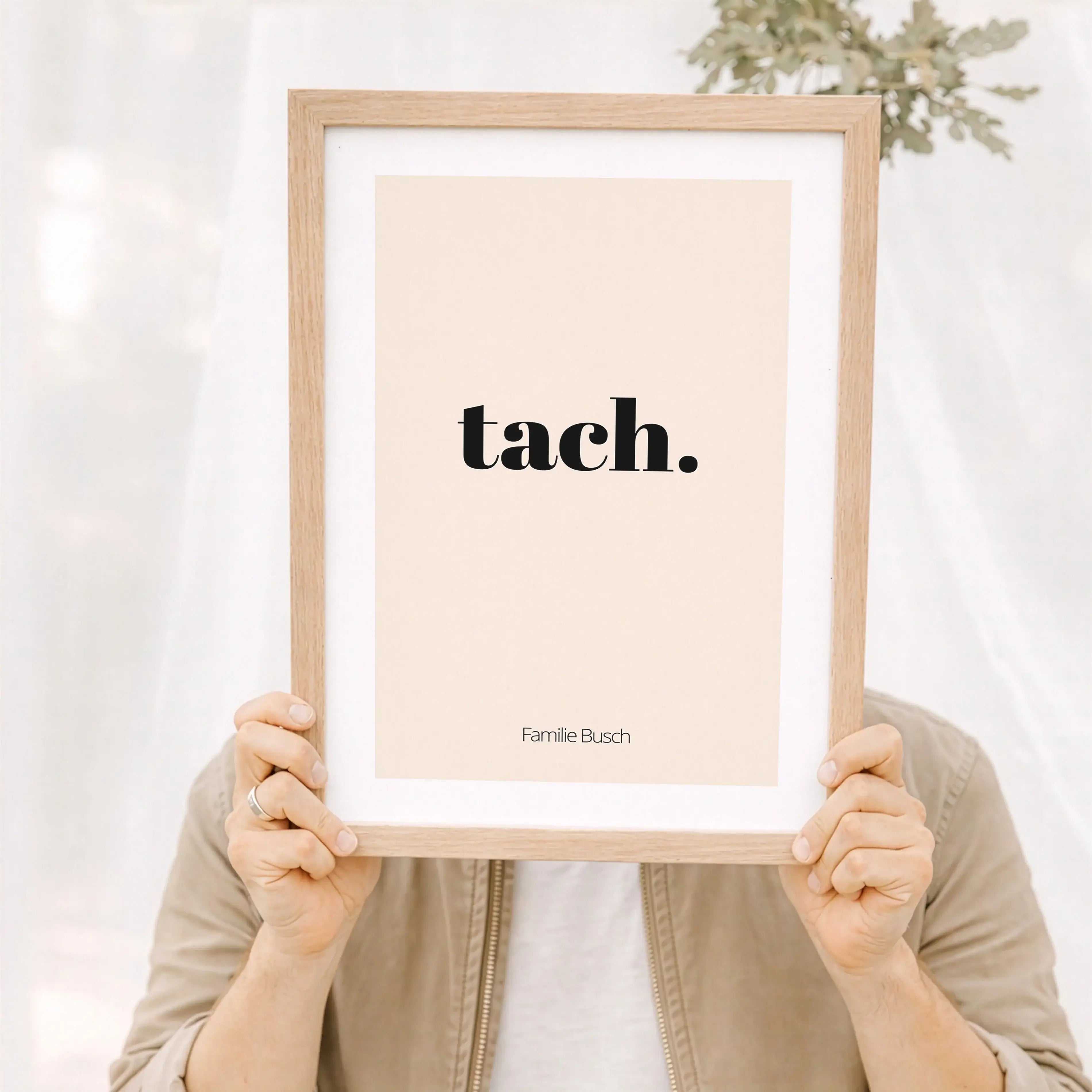 Poster 'tach'-Personalisiertes Poster-famprints-Das Poster tach bringt einen lockeren Gruß an deine Wand und sorgt direkt für ein willkommenes Gefühl, sobald man den Raum betritt. Tach steht für ein unkompliziertes Hallo und ist in vielen Regionen fest im