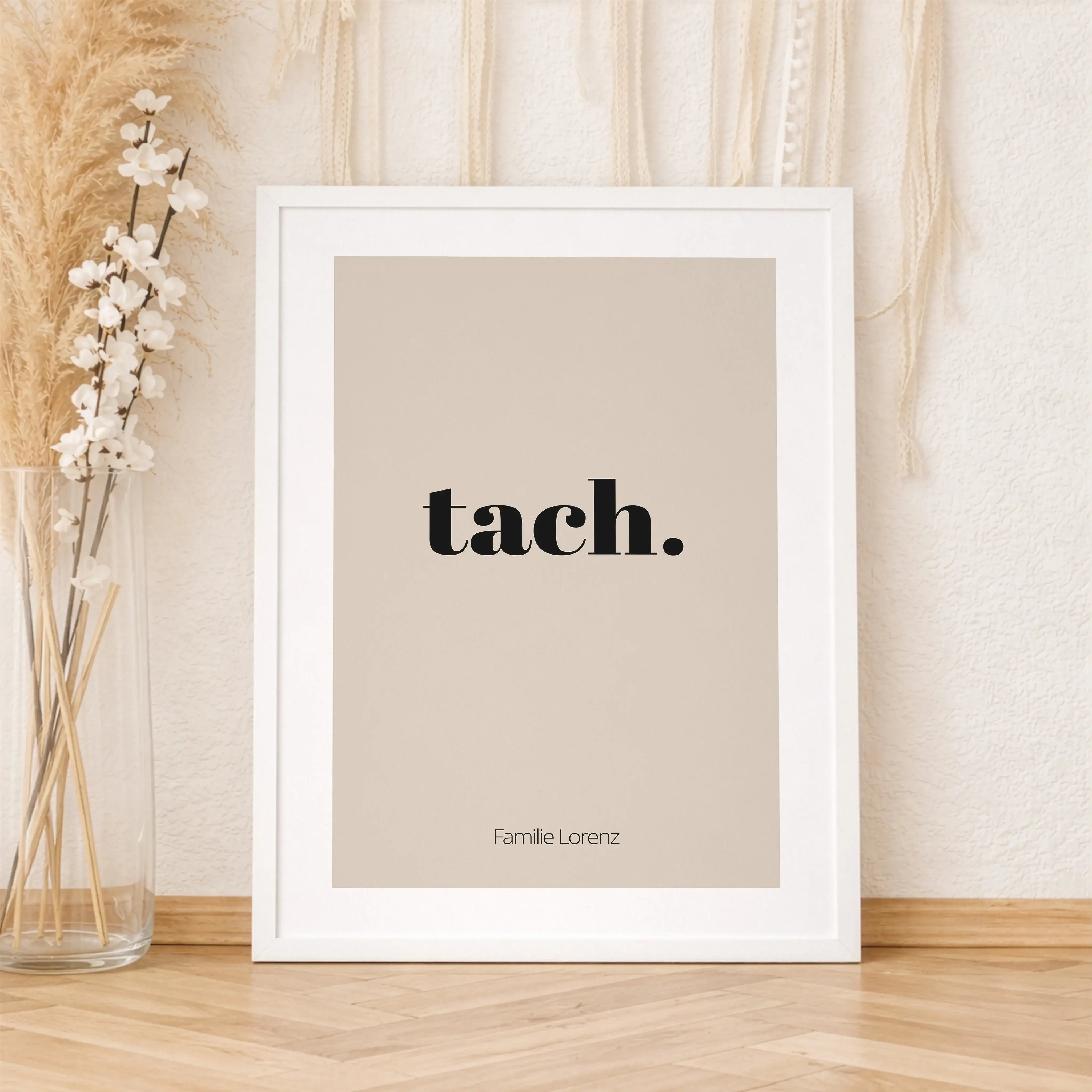 Poster 'tach'-Personalisiertes Poster-famprints-Das Poster tach bringt einen lockeren Gruß an deine Wand und sorgt direkt für ein willkommenes Gefühl, sobald man den Raum betritt. Tach steht für ein unkompliziertes Hallo und ist in vielen Regionen fest im