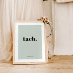 Poster 'tach'-famprints-Personalisiertes Poster-Auf dem Poster 'tach' findest du den Schriftzug 'tach'. Tach ist ein anderes Wort für Hallo und einigen Regionen Deutschlands sehr gebräuchlich. Auf der Unterseite kann das Gruß Poster mit deinem Wunschtext