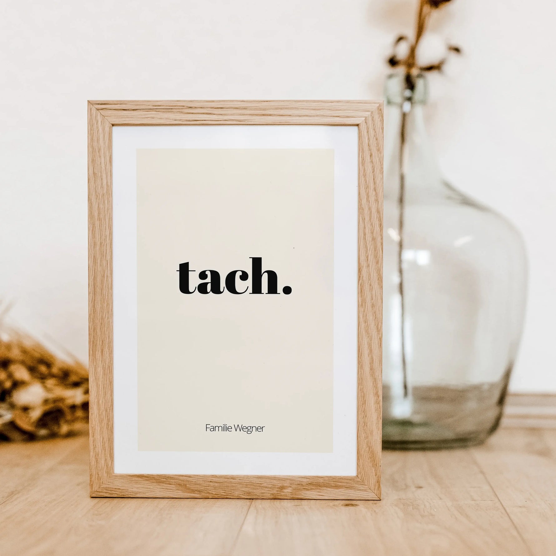 Poster 'tach'-famprints-Personalisiertes Poster-Auf dem Poster 'tach' findest du den Schriftzug 'tach'. Tach ist ein anderes Wort für Hallo und einigen Regionen Deutschlands sehr gebräuchlich. Auf der Unterseite kann das Gruß Poster mit deinem Wunschtext