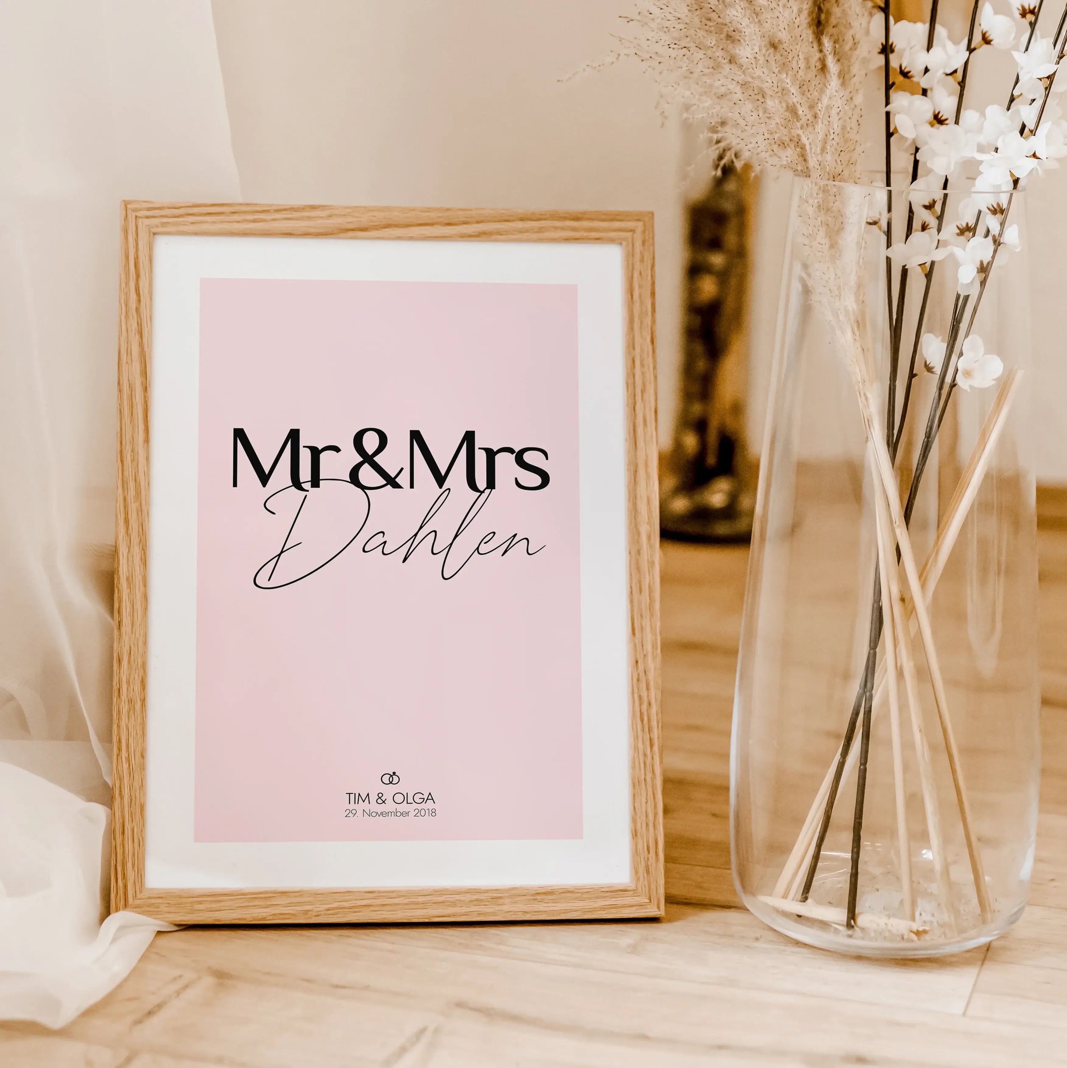 Hochzeit Poster Mr & Mrs-famprints-Personalisiertes Poster-Die perfekte Art, einen besonderen Tag immer in Erinnerung zu halten - das Hochzeit Poster Mr & Mrs. Gestalte dieses Poster mit deinem Wunschtext, z.B. euren Namen, dem Hochzeitsdatum, dem Hochzei