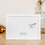 Fingerabdruck Bild 'Flieger'-famprints-Personalisiertes Poster-Auf dem Fingerabdruck Bild 'Flieger' findest du die schwarze Kontur eines Papierfliegers. Die Flugbahn, in Herzform, wird mit einer hellgrauen gestrichelten Linie dargestellt. Auf dieser Linie