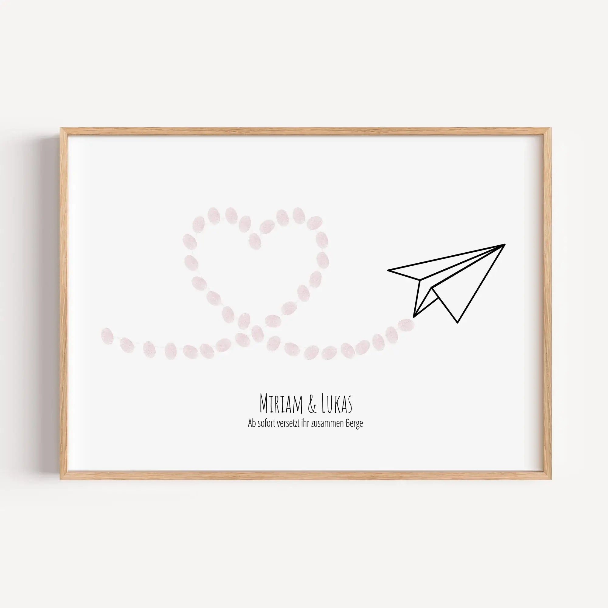 Fingerabdruck Bild 'Flieger'-Personalisiertes Poster-famprints-Das Fingerabdruck Bild „Flieger“ ist eine besondere Art, gemeinsame Momente sichtbar festzuhalten. Der Papierflieger steht für Aufbruch, Leichtigkeit und den gemeinsamen Weg. Die Flugbahn in H