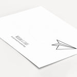 Fingerabdruck Bild 'Flieger'-famprints-Personalisiertes Poster-Auf dem Fingerabdruck Bild 'Flieger' findest du die schwarze Kontur eines Papierfliegers. Die Flugbahn, in Herzform, wird mit einer hellgrauen gestrichelten Linie dargestellt. Auf dieser Linie