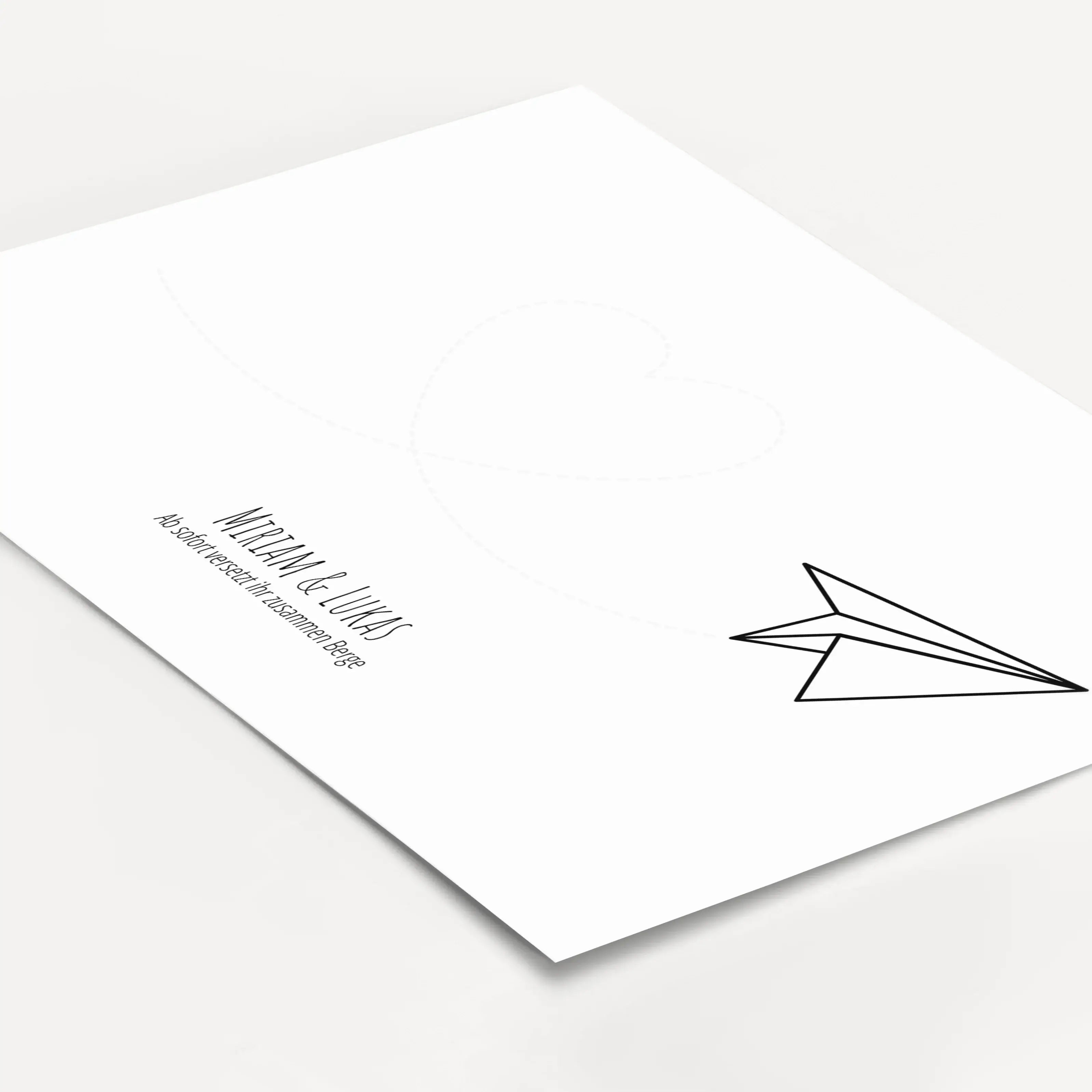 Fingerabdruck Bild 'Flieger'-Personalisiertes Poster-famprints-Das Fingerabdruck Bild „Flieger“ ist eine besondere Art, gemeinsame Momente sichtbar festzuhalten. Der Papierflieger steht für Aufbruch, Leichtigkeit und den gemeinsamen Weg. Die Flugbahn in H