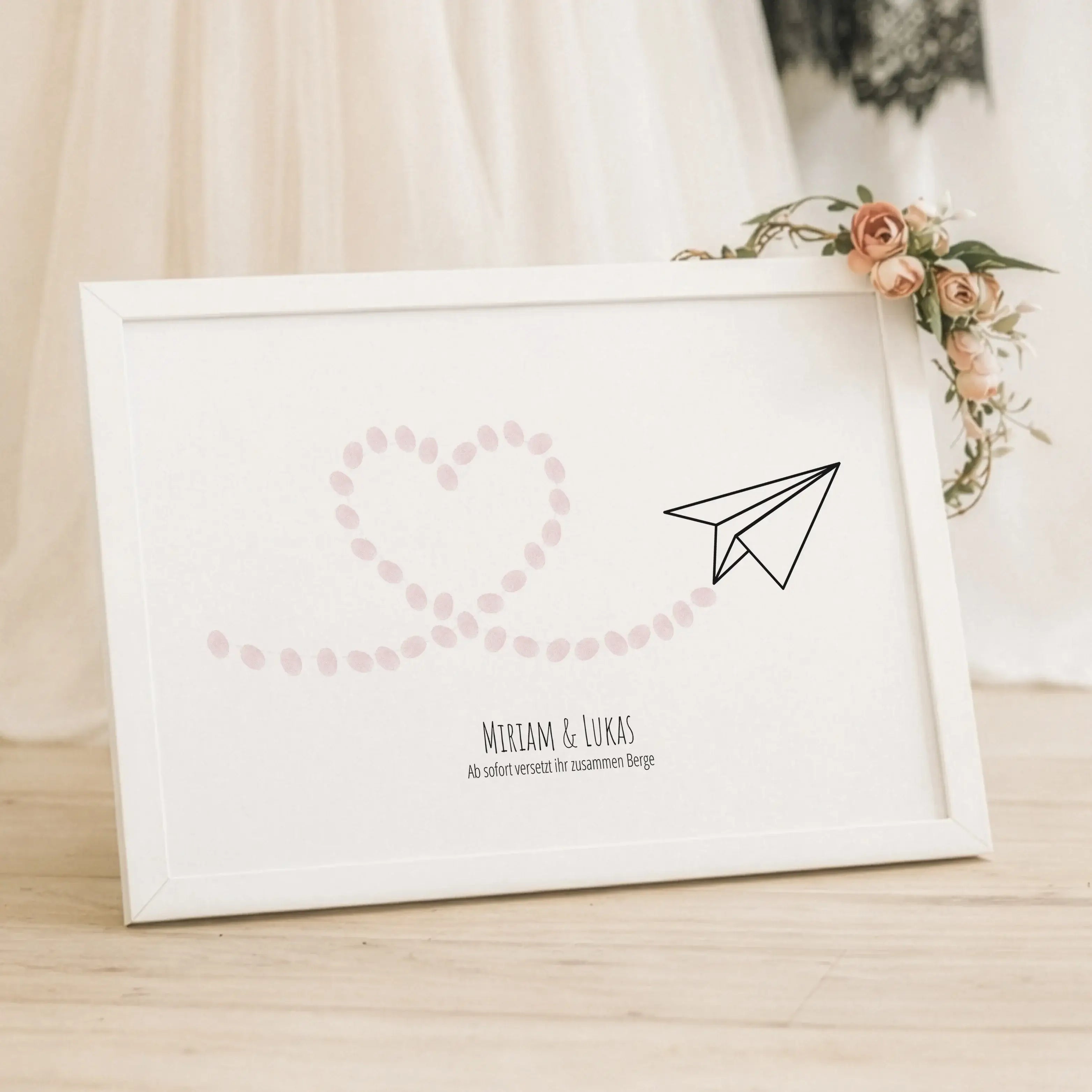 Fingerabdruck Bild 'Flieger'-Personalisiertes Poster-famprints-Das Fingerabdruck Bild „Flieger“ ist eine besondere Art, gemeinsame Momente sichtbar festzuhalten. Der Papierflieger steht für Aufbruch, Leichtigkeit und den gemeinsamen Weg. Die Flugbahn in H