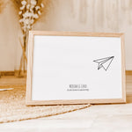 Fingerabdruck Bild 'Flieger'-famprints-Personalisiertes Poster-Auf dem Fingerabdruck Bild 'Flieger' findest du die schwarze Kontur eines Papierfliegers. Die Flugbahn, in Herzform, wird mit einer hellgrauen gestrichelten Linie dargestellt. Auf dieser Linie