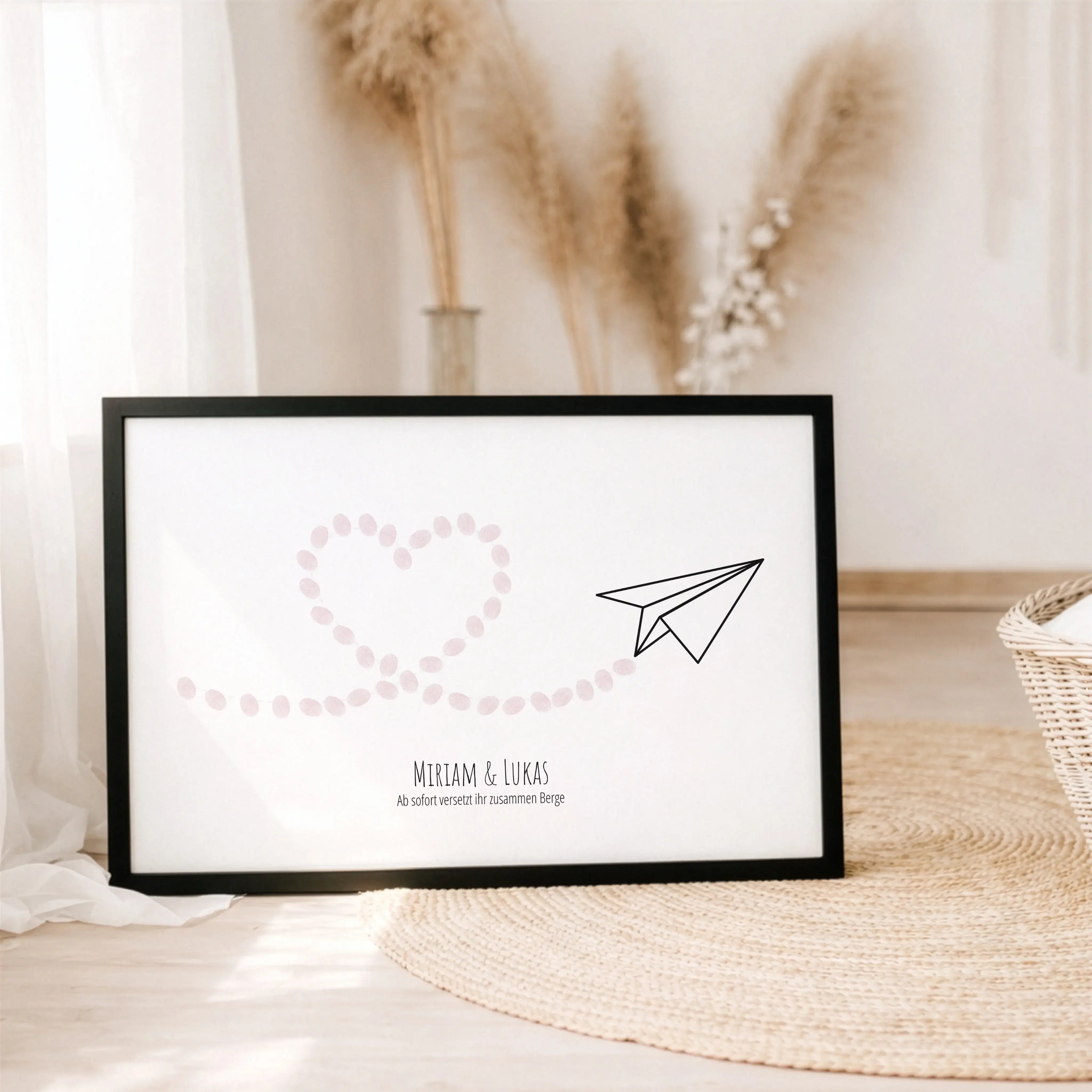 Fingerabdruck Bild 'Flieger'-Personalisiertes Poster-famprints-Das Fingerabdruck Bild „Flieger“ ist eine besondere Art, gemeinsame Momente sichtbar festzuhalten. Der Papierflieger steht für Aufbruch, Leichtigkeit und den gemeinsamen Weg. Die Flugbahn in H