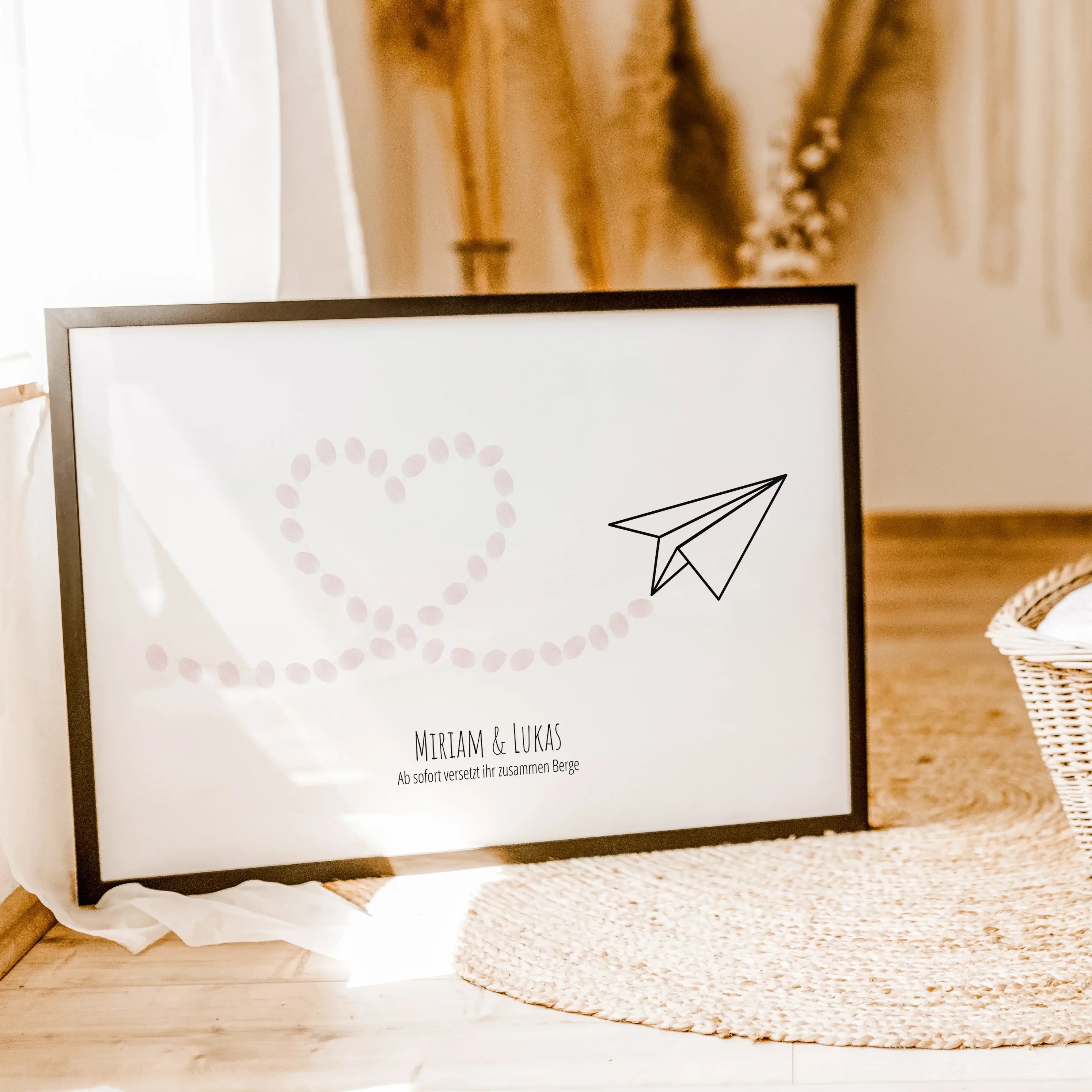 Fingerabdruck Bild 'Flieger'-famprints-Personalisiertes Poster-Auf dem Fingerabdruck Bild 'Flieger' findest du die schwarze Kontur eines Papierfliegers. Die Flugbahn, in Herzform, wird mit einer hellgrauen gestrichelten Linie dargestellt. Auf dieser Linie