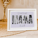 Beste Mama Poster-famprints-Personalisiertes Poster-Das Beste Mama Poster ist das ideale Geschenk für alle Mütter. Mit dieser Fotocollage in Form von dicken Buchstaben, die den Text "Mama" bilden, können bis zu vier persönliche Fotos eingefügt werden. Der