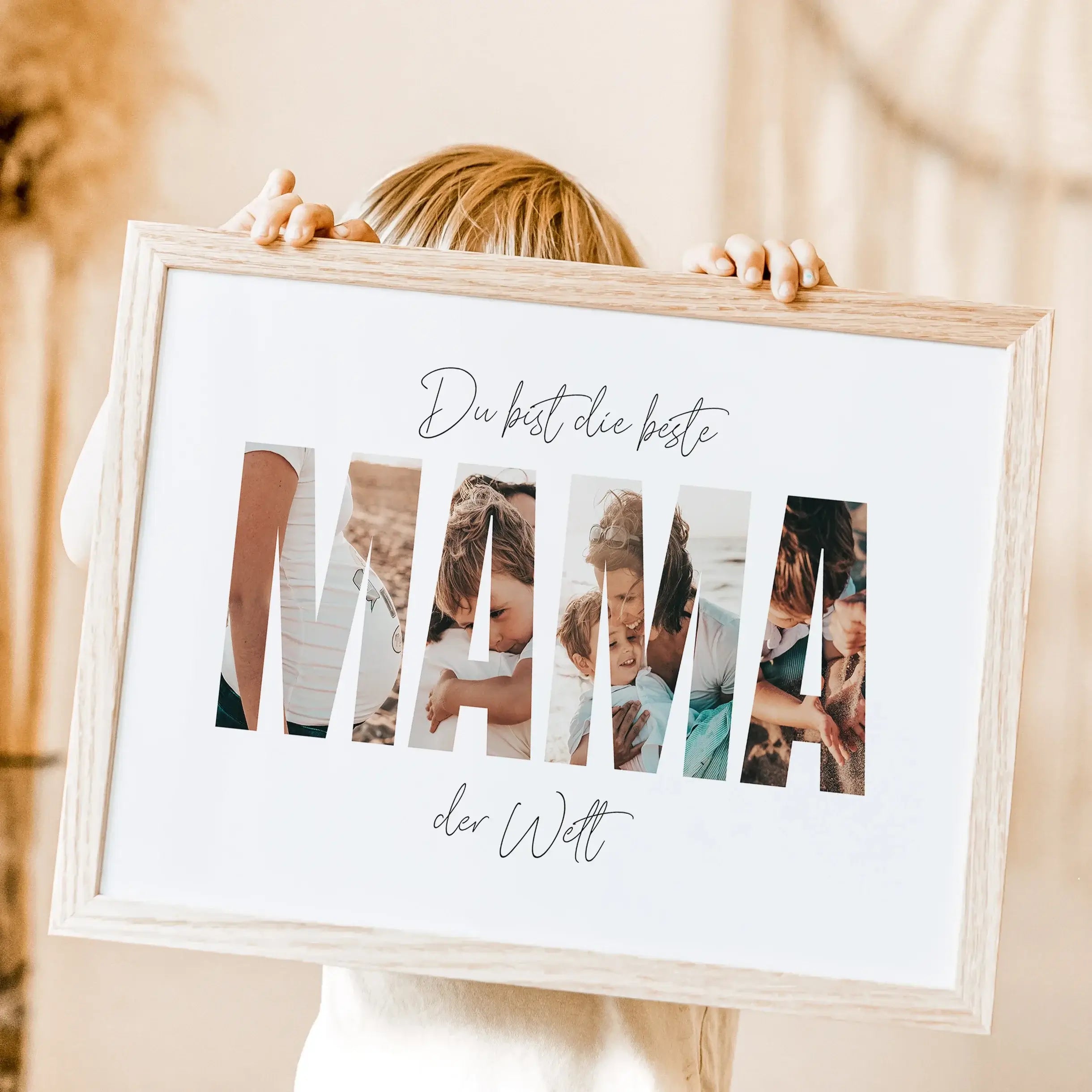 Beste Mama Poster-famprints-Personalisiertes Poster-Das Beste Mama Poster ist das ideale Geschenk für alle Mütter. Mit dieser Fotocollage in Form von dicken Buchstaben, die den Text "Mama" bilden, können bis zu vier persönliche Fotos eingefügt werden. Der