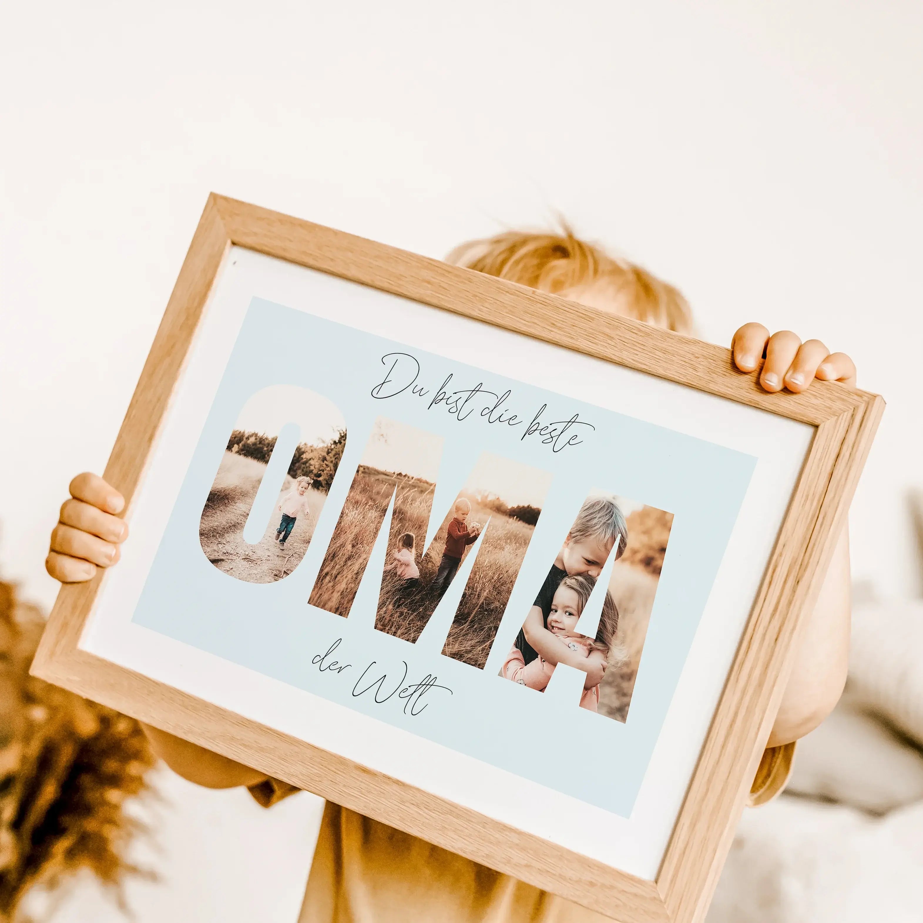 Beste Oma Poster-famprints-Personalisiertes Poster-Unser "Beste Oma Poster" ist das perfekte Geschenk für die liebste Oma der Welt. Das Poster ist mit dicken Buchstaben gestaltet, hinter denen Fotos platziert werden können, um eine einzigartige Fotocollag