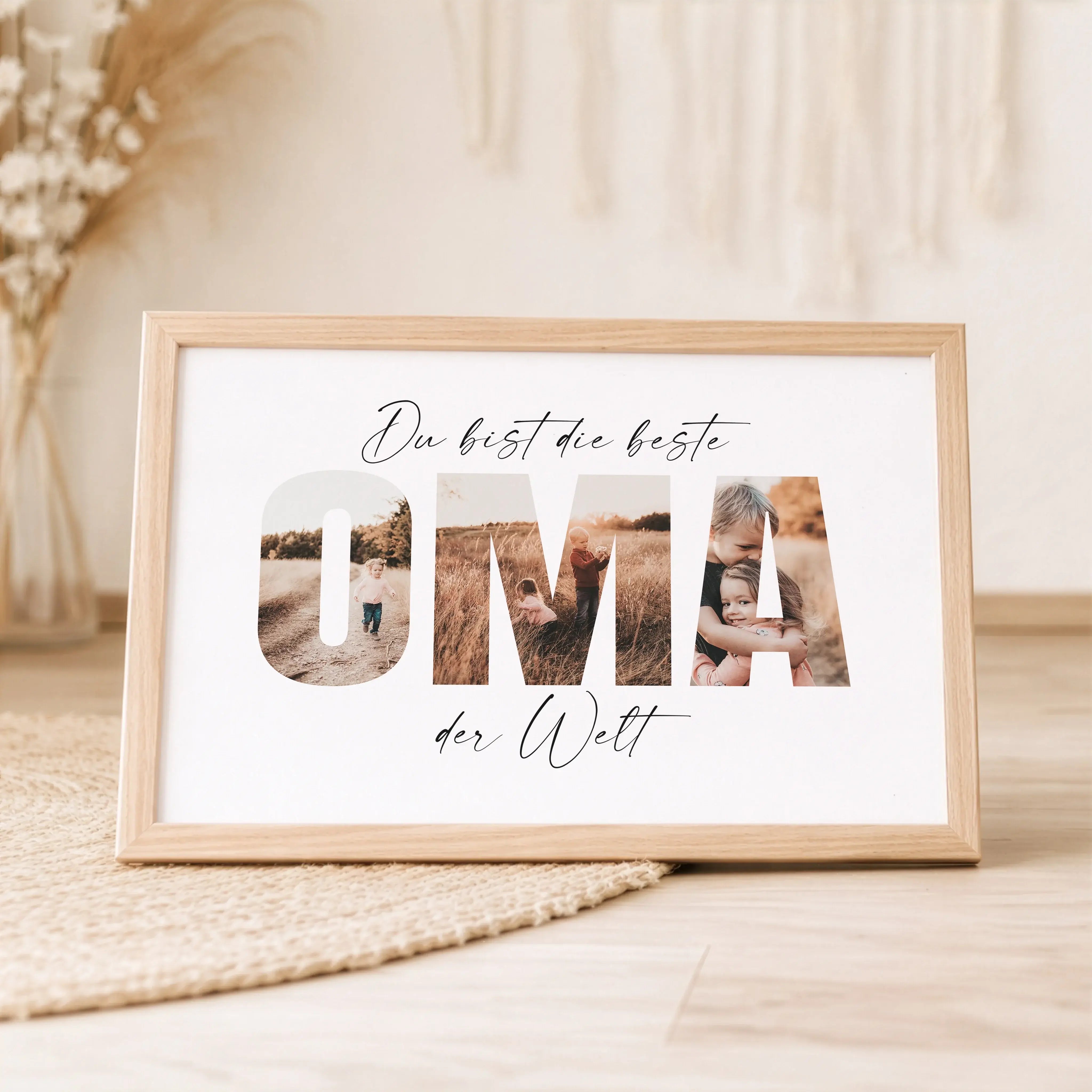 Beste Oma Poster-Personalisiertes Poster-famprints-Das Beste Oma Poster von famprints ist eine liebevolle Geschenkidee für alle, die ihrer Oma mit einem persönlichen Fotoposter eine echte Freude machen möchten. Die große Schrift wird mit deinen eigenen Bi
