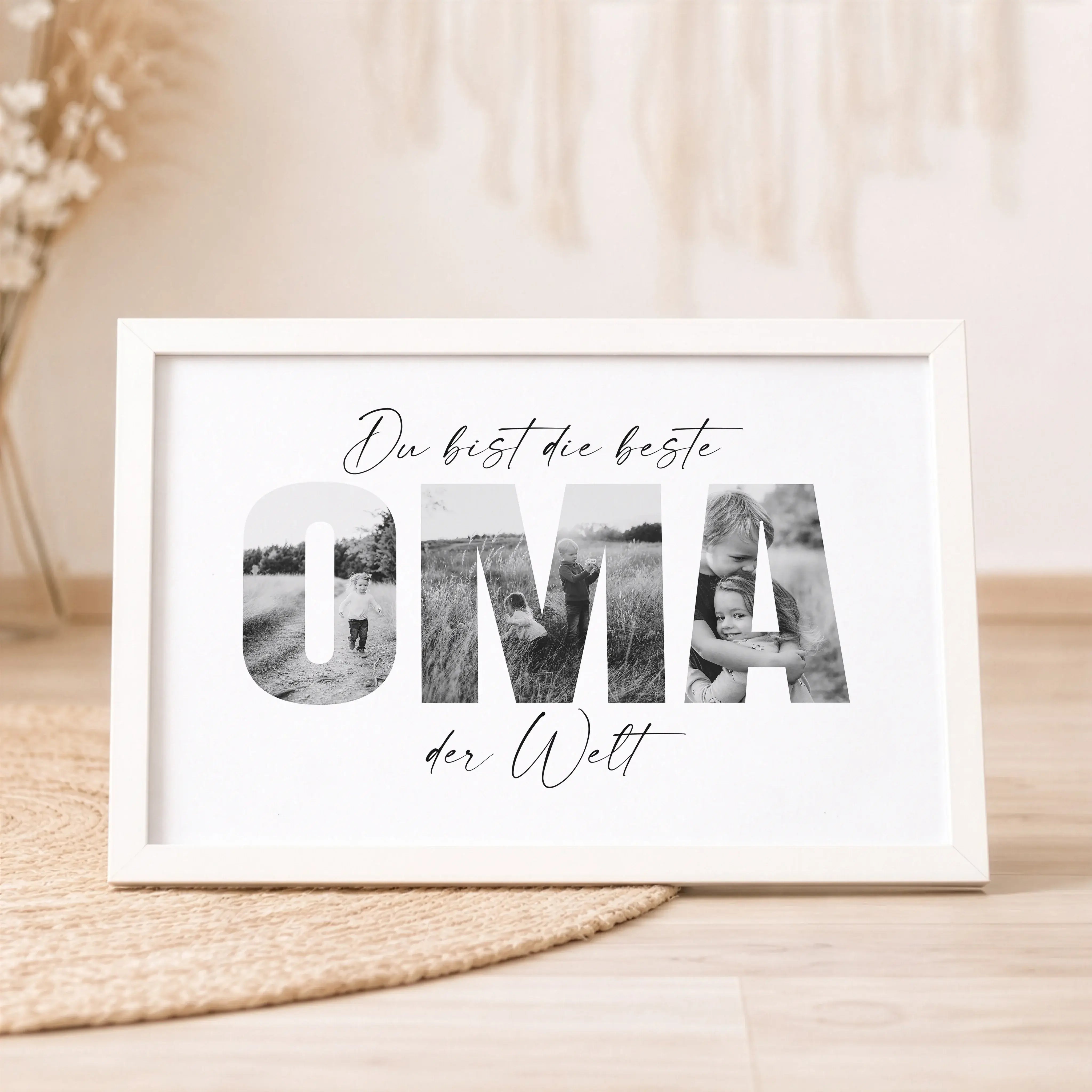 Beste Oma Poster-Personalisiertes Poster-famprints-Das Beste Oma Poster von famprints ist eine liebevolle Geschenkidee für alle, die ihrer Oma mit einem persönlichen Fotoposter eine echte Freude machen möchten. Die große Schrift wird mit deinen eigenen Bi