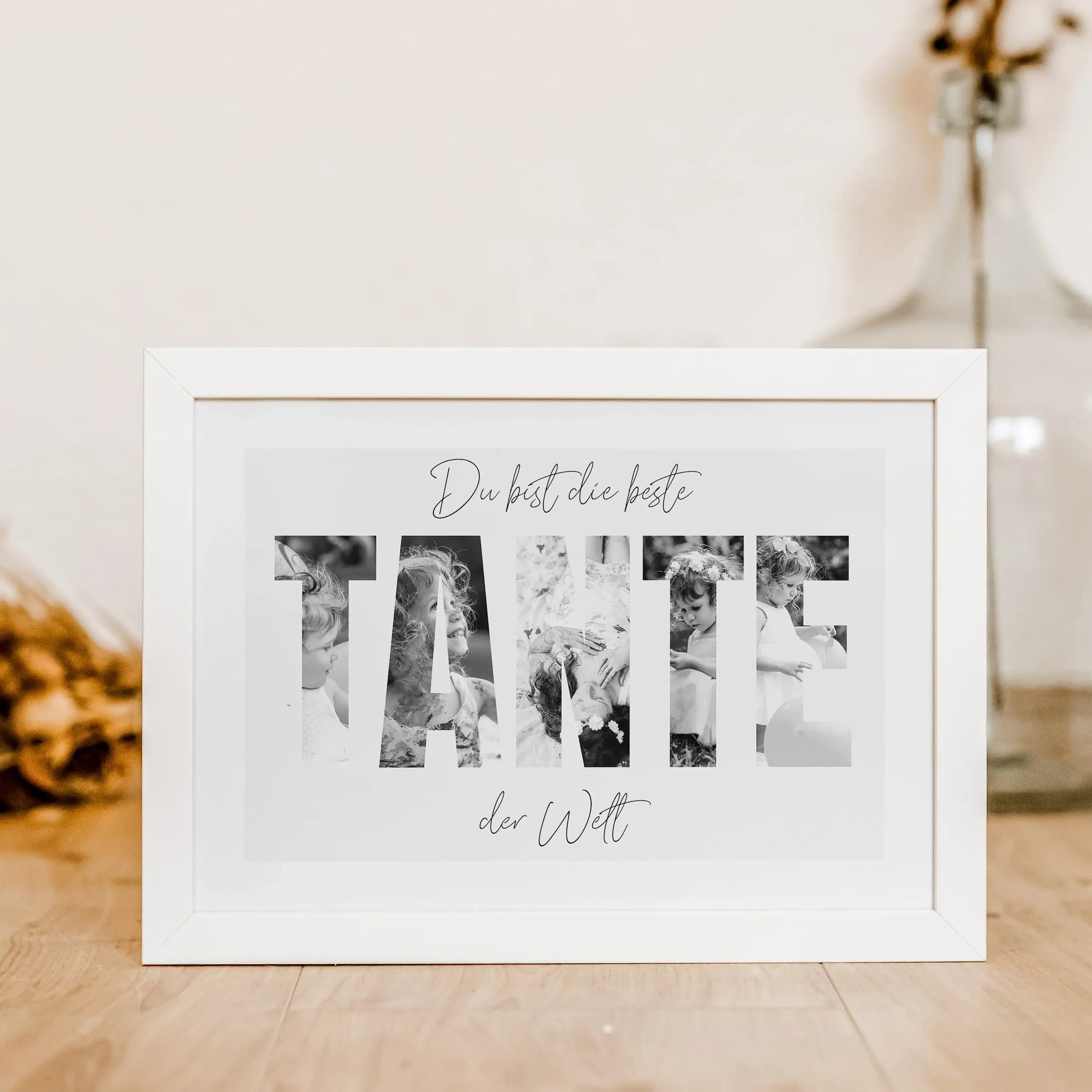 Beste Tante Poster-famprints-Personalisiertes Poster-Das "Beste Tante Poster" ist das ideale Geschenk für die beste Tante der Welt. Hinter die dicken Buchstaben können deine persönlichen Fotos platziert werden, um eine einzigartige Fotocollage zu gestalte