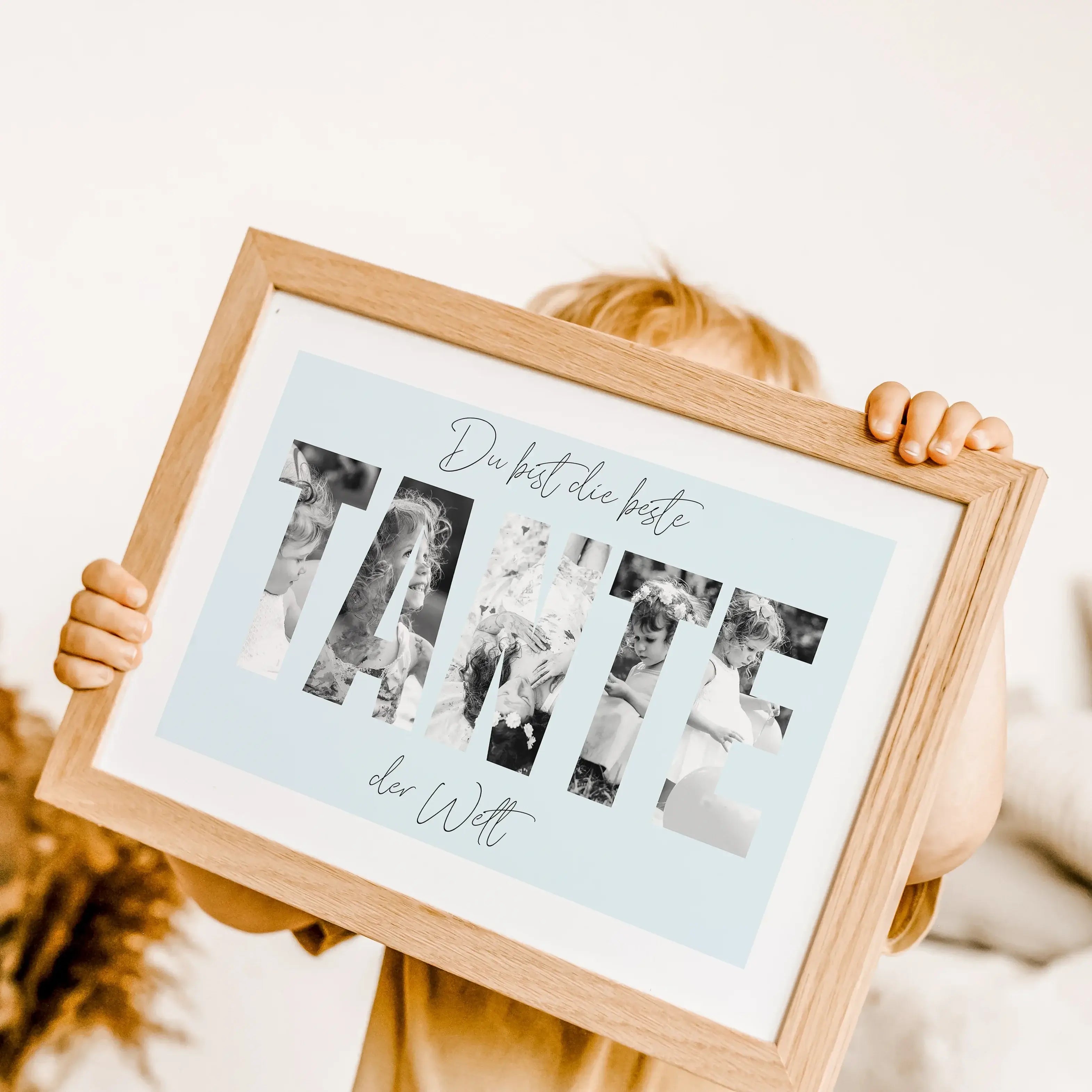 Beste Tante Poster-famprints-Personalisiertes Poster-Das "Beste Tante Poster" ist das ideale Geschenk für die beste Tante der Welt. Hinter die dicken Buchstaben können deine persönlichen Fotos platziert werden, um eine einzigartige Fotocollage zu gestalte