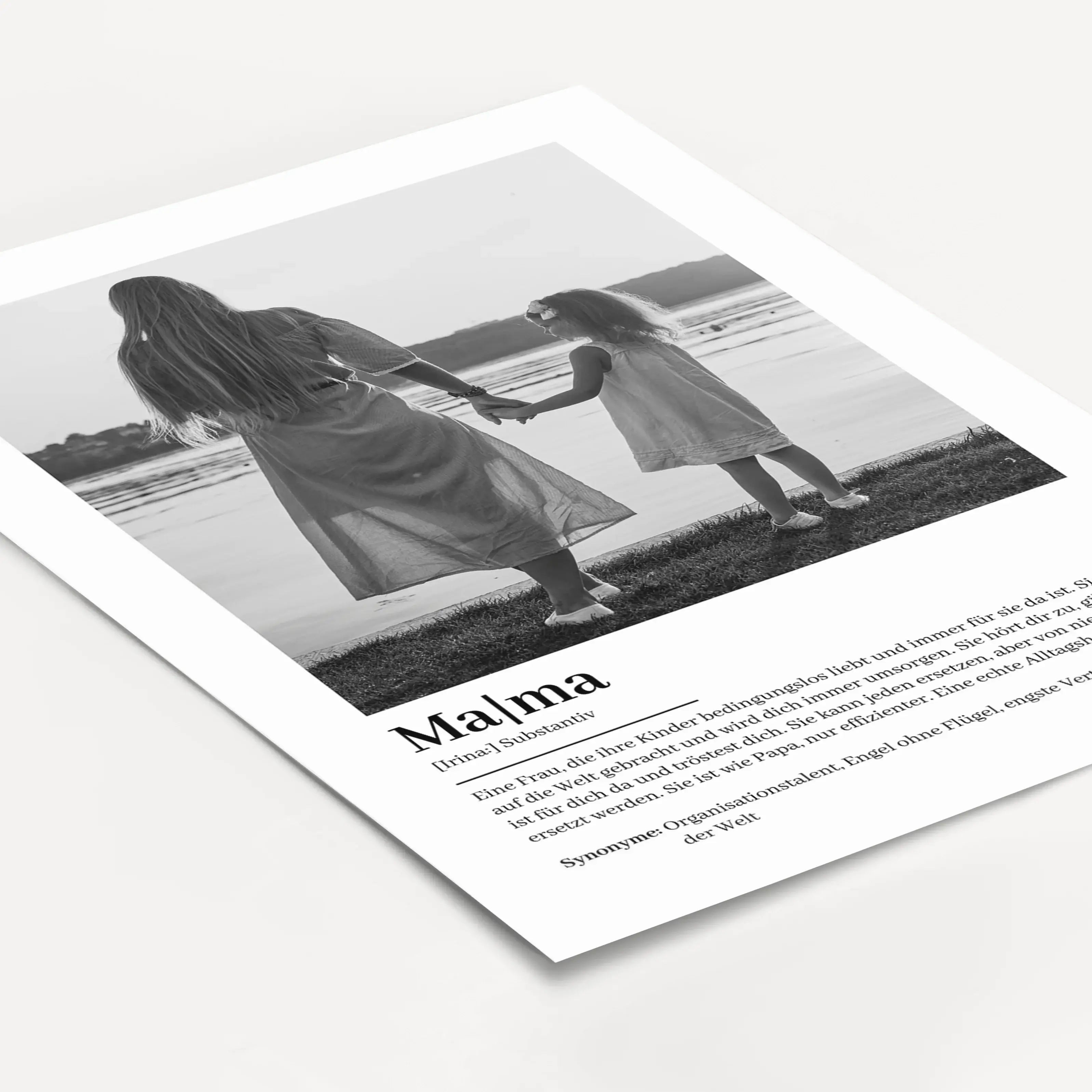 Mama Definition Poster mit Foto-famprints-Personalisiertes Poster-Auf dem Mama Definition Poster mit Foto findest du unsere Interpretation einer liebevollen Mutter. Du kannst das Poster mit dem Vornamen deiner Mutter und einem persönlichen Foto und auch T