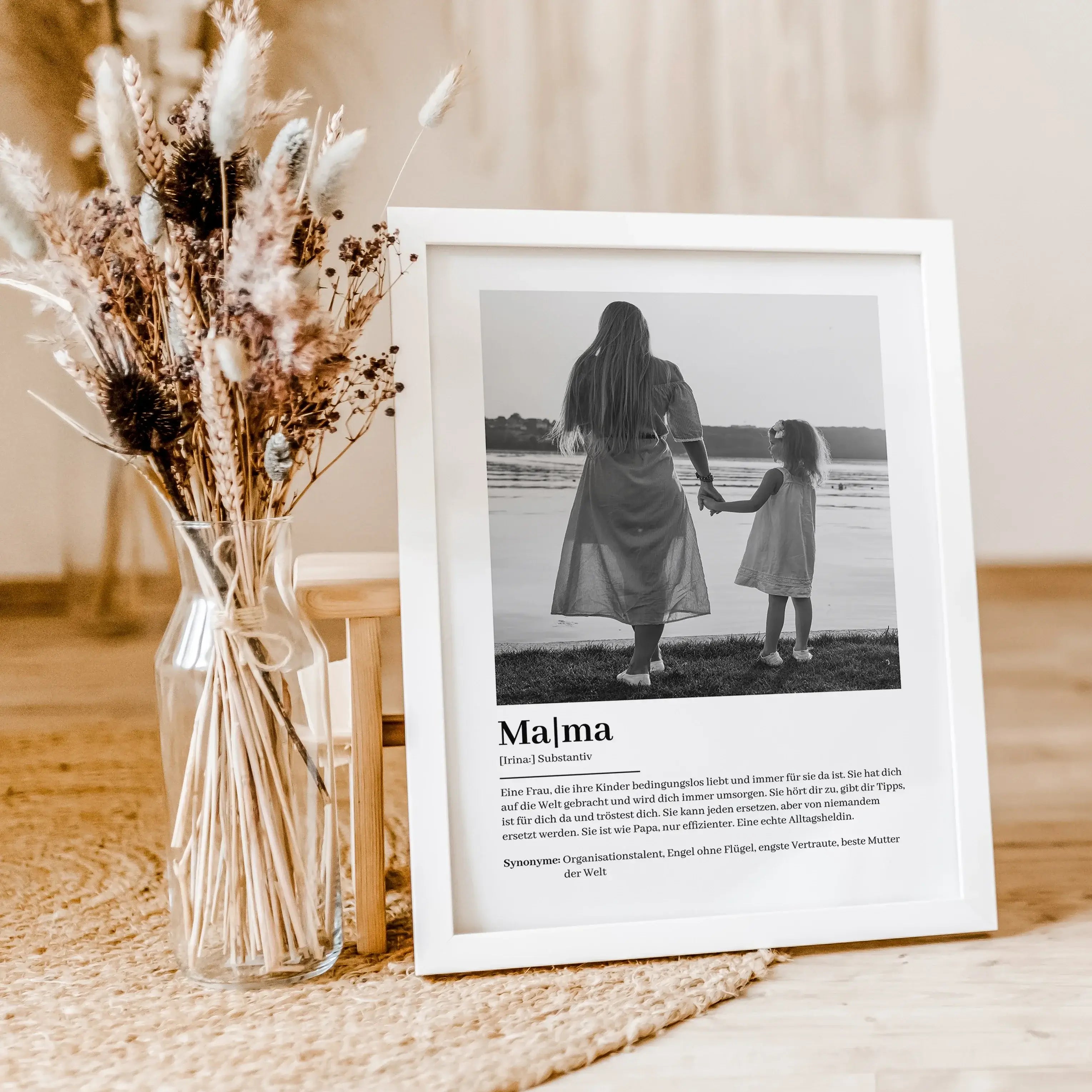Mama Definition Poster mit Foto-famprints-Personalisiertes Poster-Auf dem Mama Definition Poster mit Foto findest du unsere Interpretation einer liebevollen Mutter. Du kannst das Poster mit dem Vornamen deiner Mutter und einem persönlichen Foto und auch T