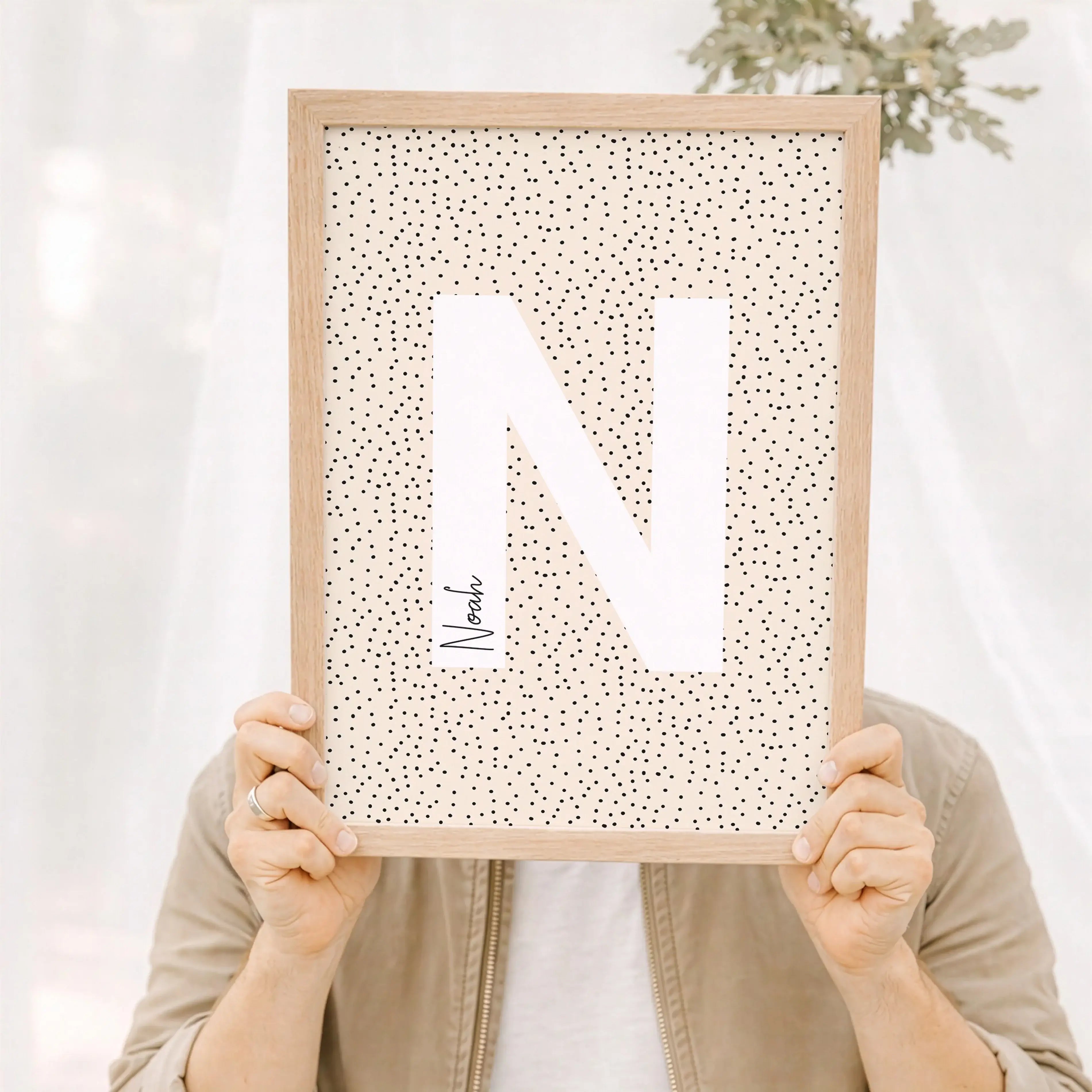 Buchstaben Poster Pointy-Personalisiertes Poster-famprints-Das Buchstaben Poster Pointy von famprints rückt einen einzelnen Buchstaben klar in den Fokus und kombiniert ihn mit einem personalisierten Namen. Der große, weiße Buchstabe hebt sich ruhig vom fe