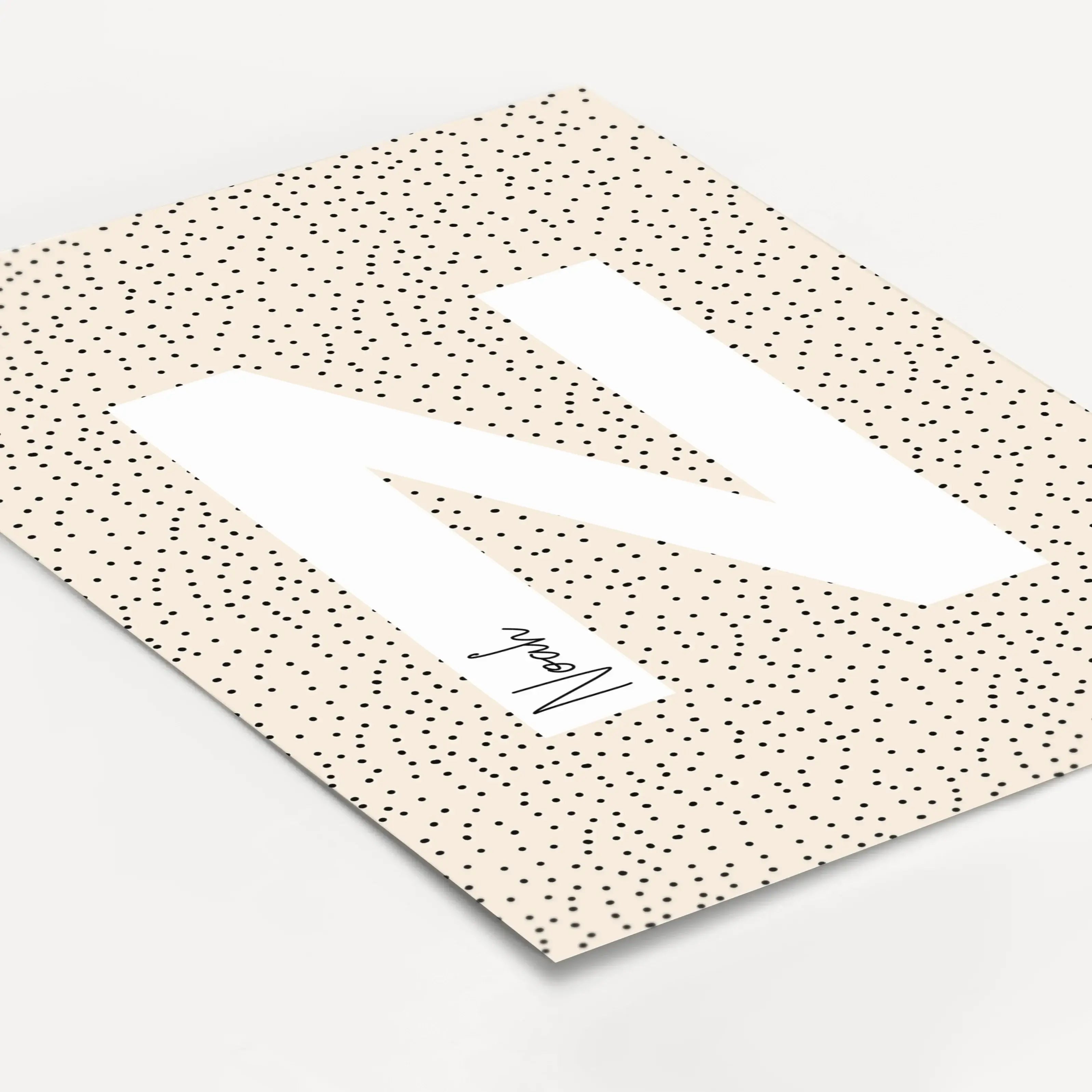 Buchstaben Poster Pointy-Personalisiertes Poster-famprints-Das Buchstaben Poster Pointy von famprints rückt einen einzelnen Buchstaben klar in den Fokus und kombiniert ihn mit einem personalisierten Namen. Der große, weiße Buchstabe hebt sich ruhig vom fe